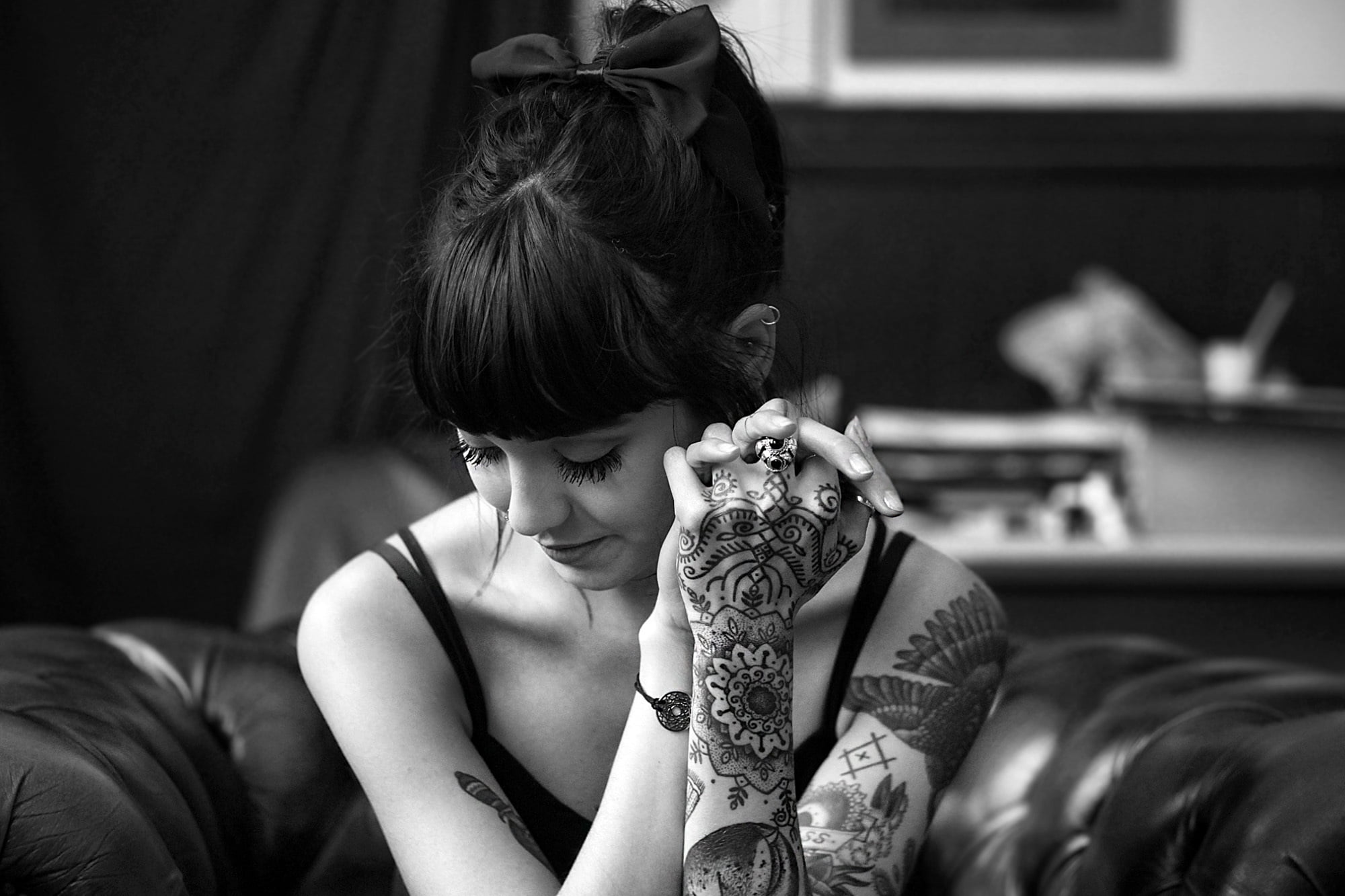 brunette, cute, two People, bedroom, couple - Relationship, wedding, beauty, retro Styled, family, enjoyment, portrait, female, holding, people, Hannah Snowdon, HD Wallpaper