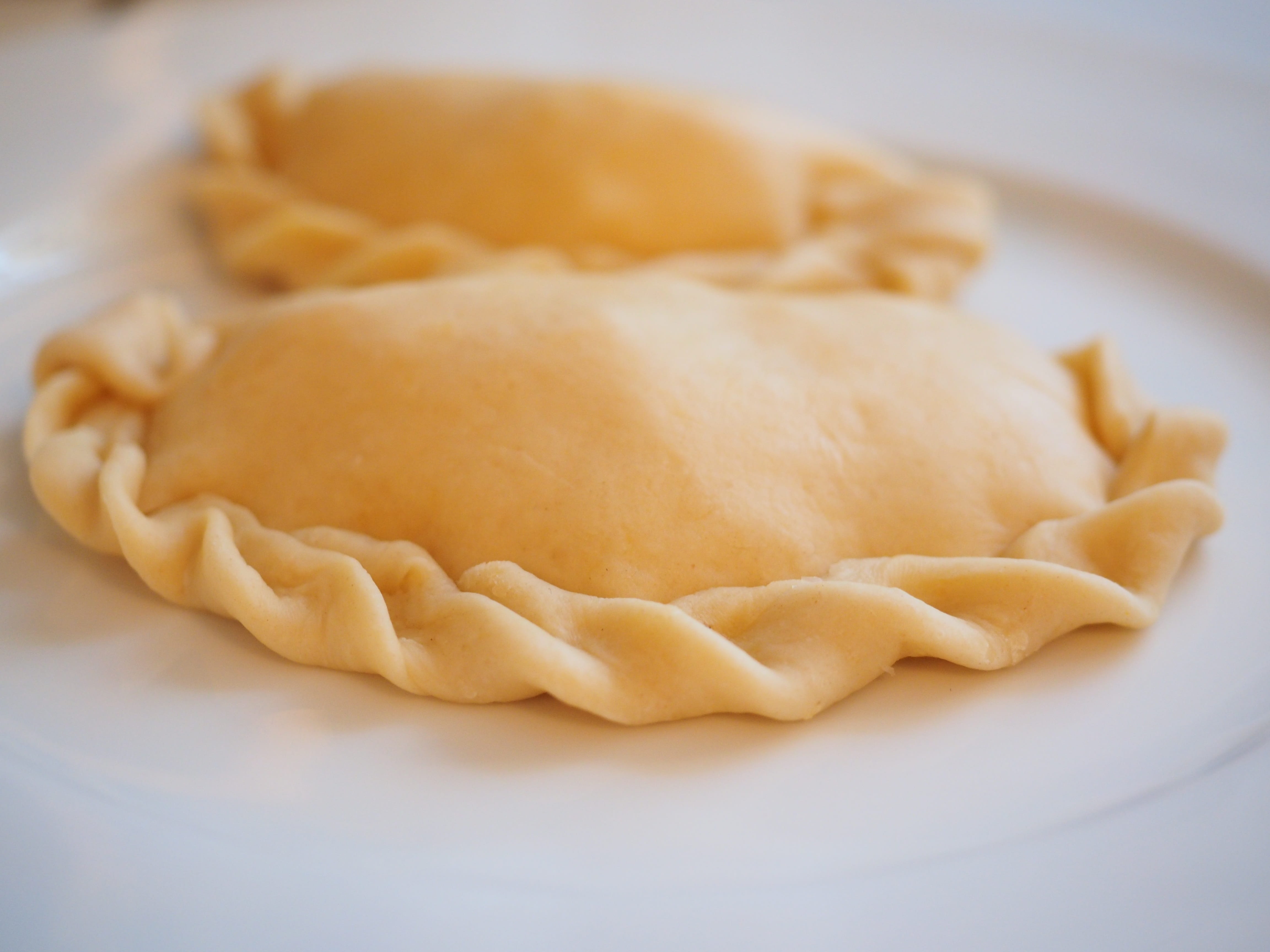 filled, fried, sweet food, specialty, chinese food, baked, intracorneal, ready-to-eat, Eat, indulgence, snack, Empanadas, close-up, plate, indoors, still life, HD Wallpaper