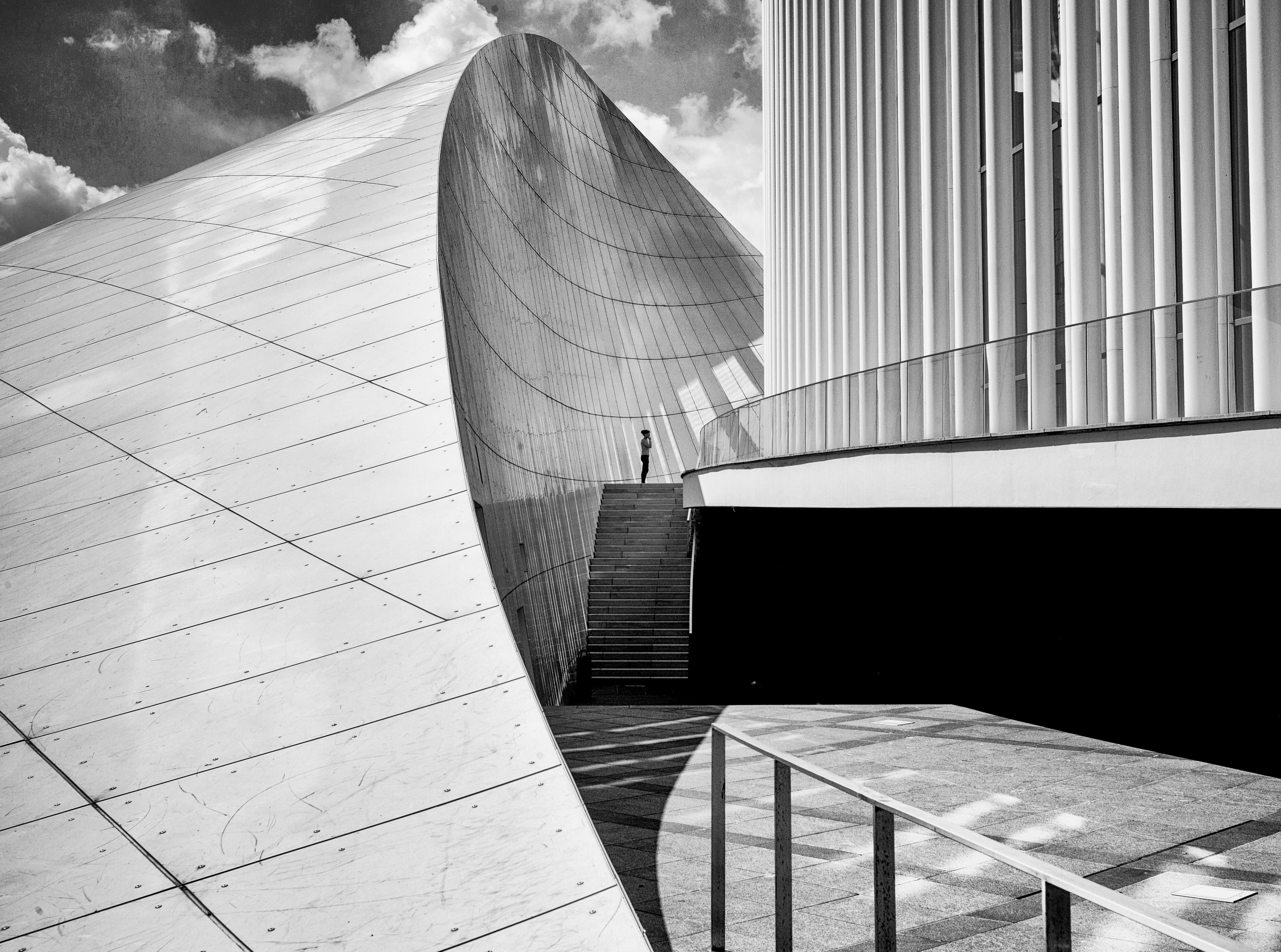 footpath, sky, Black and White, city, building, Architecture, bandw, modern, christian, built structure, anuntrainedeye, Hall, behind, outdoors, day, streetphotography, HD Wallpaper