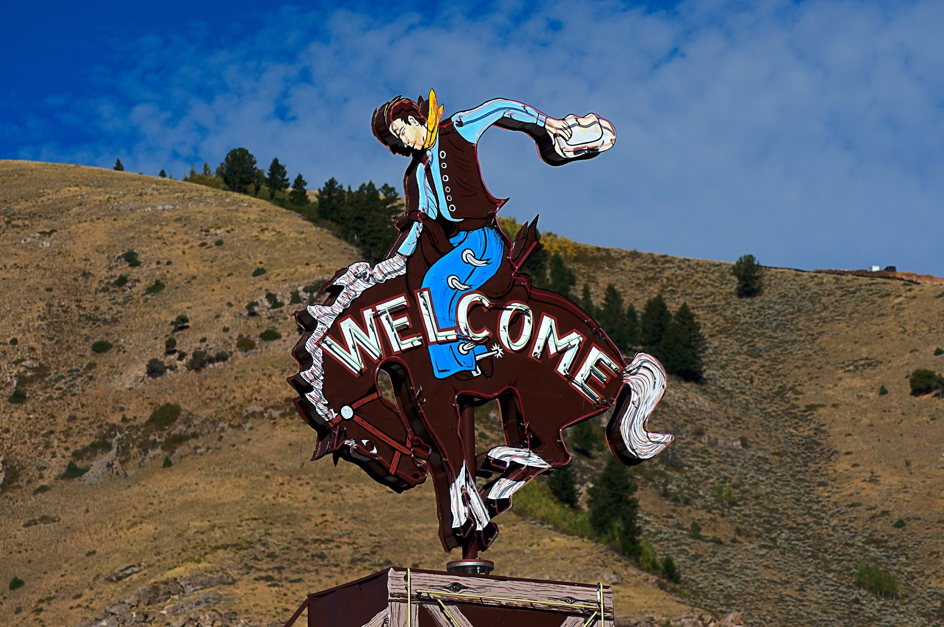 text, land, sky, jackson cowboy sign, representation, 2K, horse, riding, landscape, cowboy, outdoors, cloud - sky, welcome, sign, livestock, nature, side view, HD Wallpaper