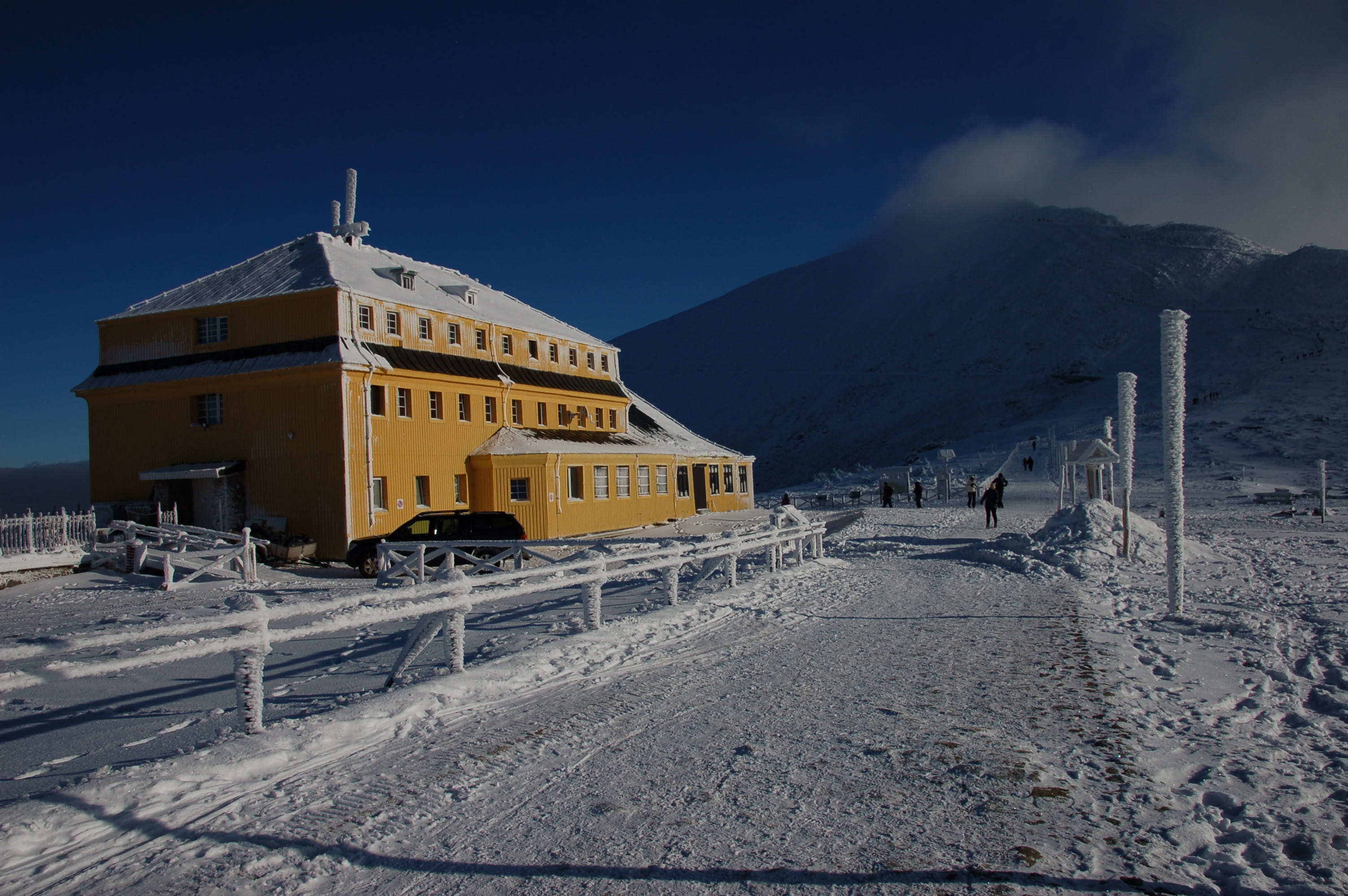 building exterior, youth, cold temperature, snow, the dormitory building of the silesian, sky, mountain, outdoors, the house of the silesian snow white, HD Wallpaper