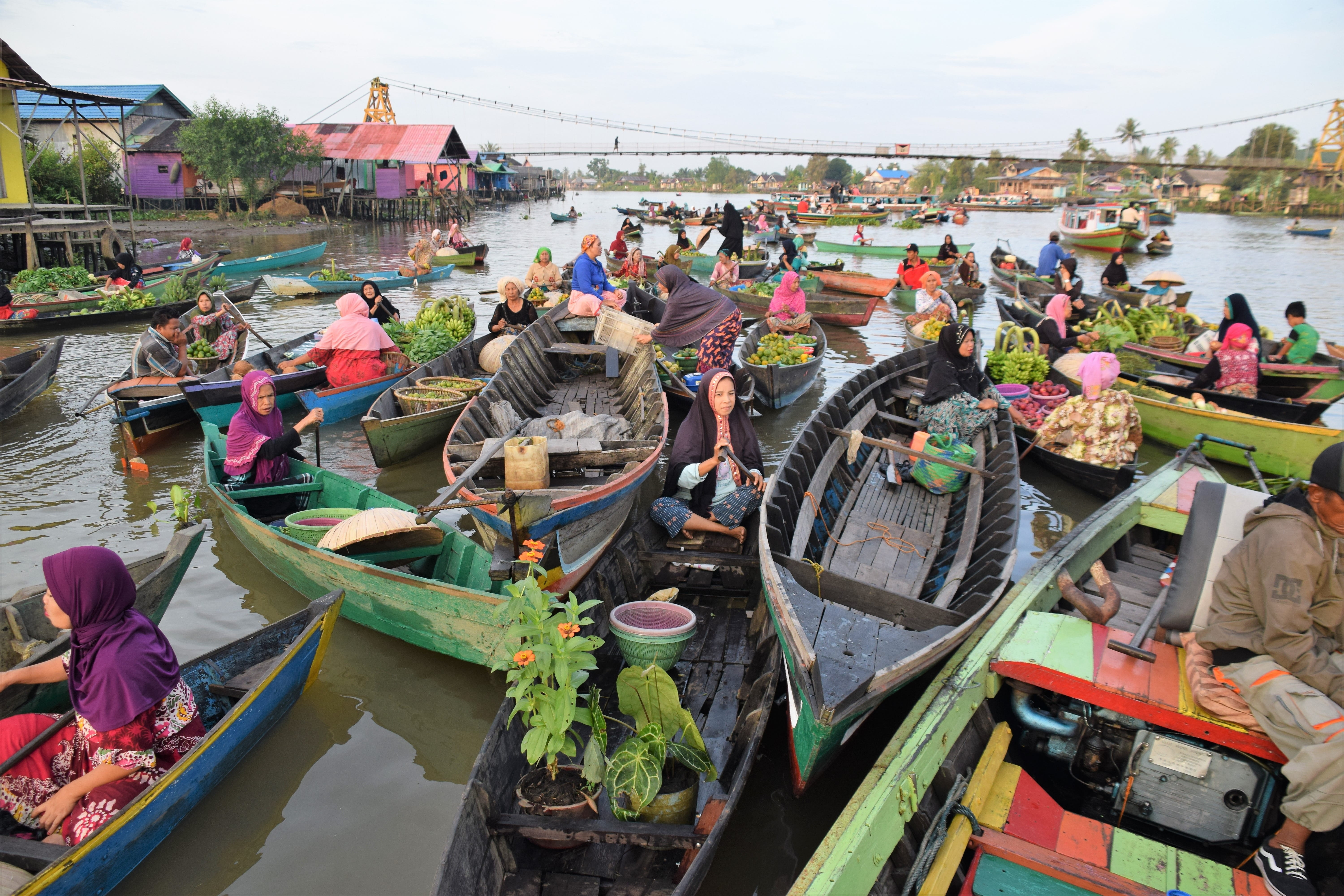 crowd, shopping, nature, travel photography, river, high angle view, floating, 5K, real people, lifestyles, large group of people, kalimantan, outdoors, HD Wallpaper