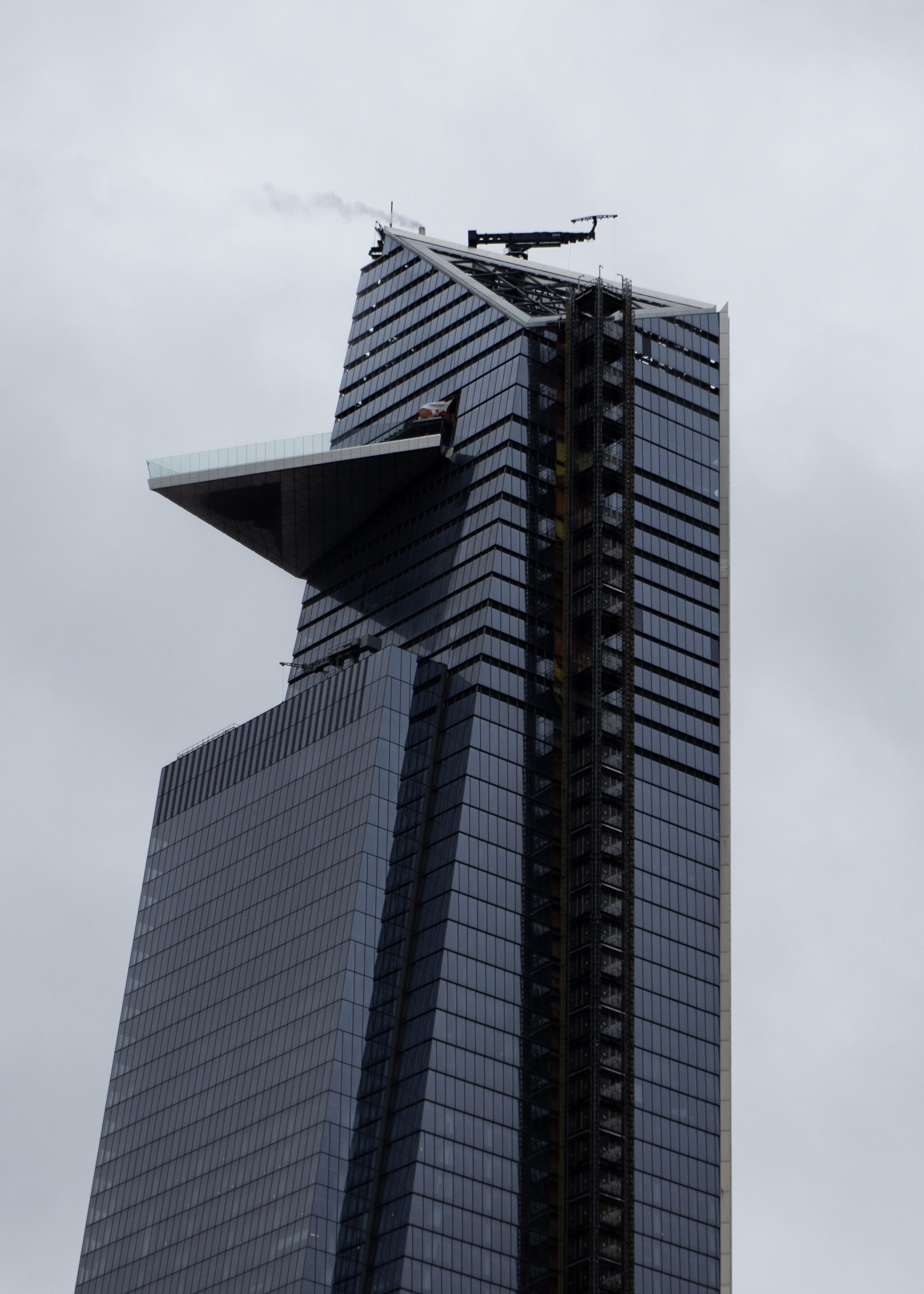 building exterior, skyscraper, minimalist, high, glass - material, city, built structure, 10 hudsn yards, modern, no people, cloud - sky, high rise, building, Phone HD Wallpaper