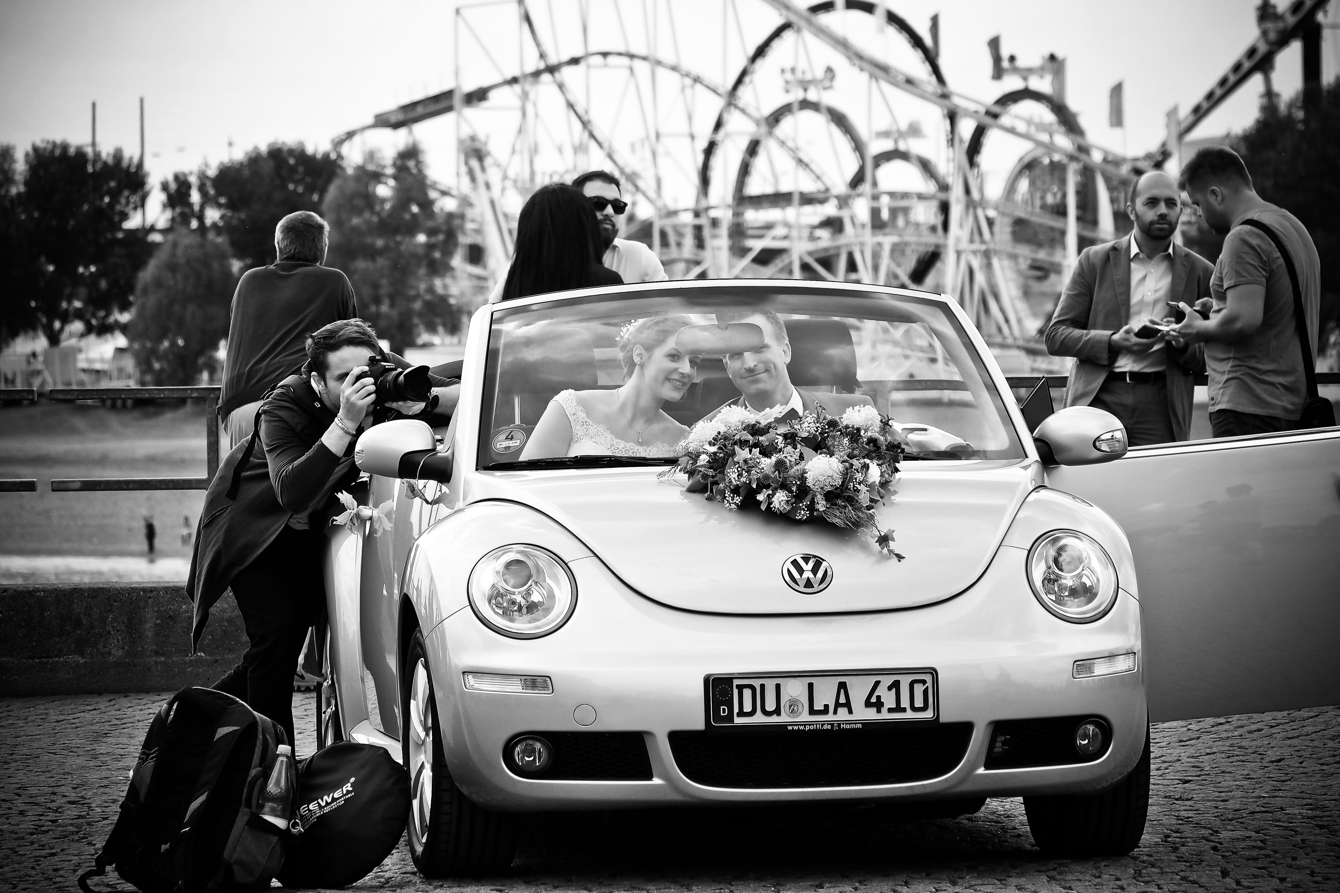 beetle, lifestyles, marry, government, 4K, wedding, outdoors, women, convertible, grayscale, incidental people, photography, city, volkswagen, recording, HD Wallpaper