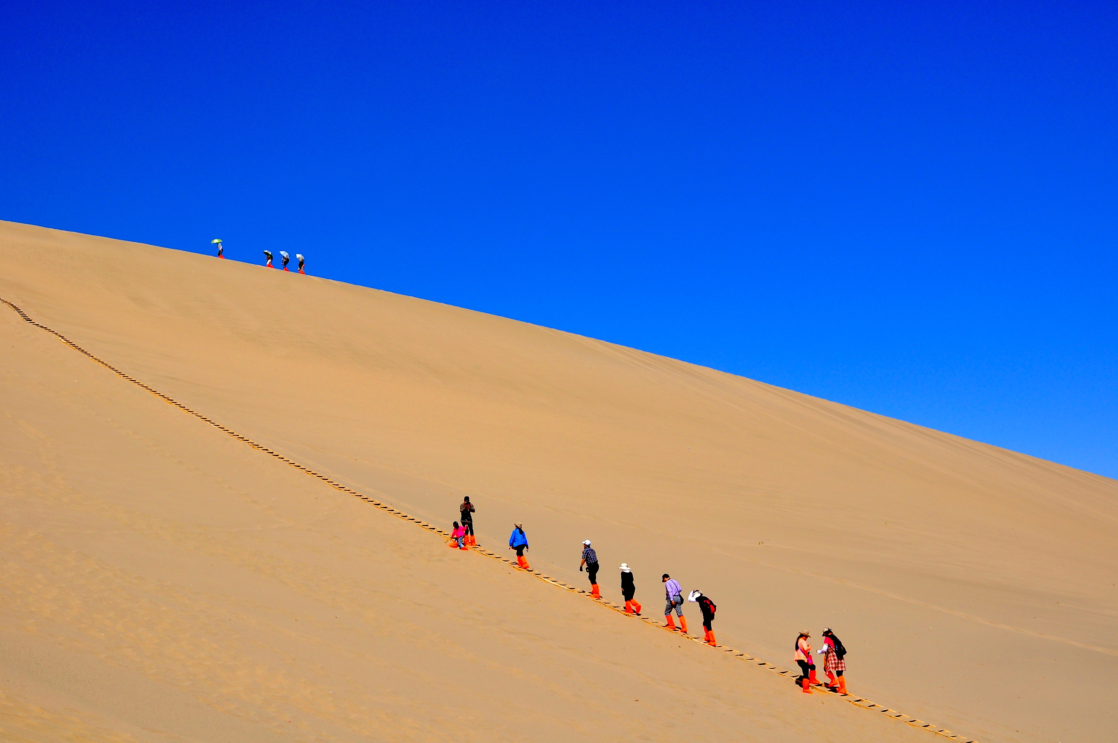 clear sky, 4K, lifestyles, leisure activity, outdoors, land, day, character, desert, sky, real people, sand dune, climate, group of people, travel, scenics - nature, HD Wallpaper