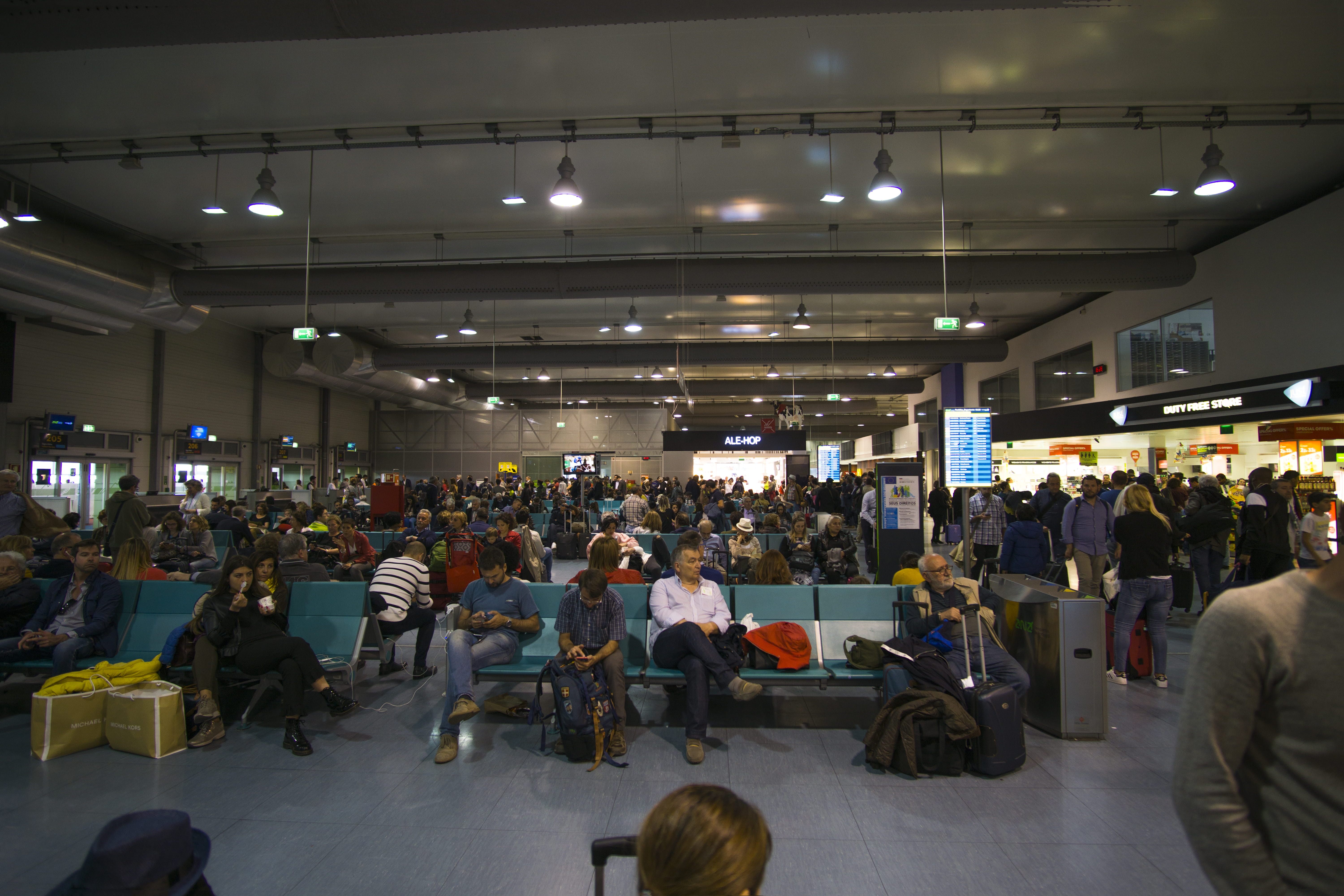 store, illuminated, built structure, shops, consumerism, lisbon portela airport, air, sony, 12mm, waiting, ceiling, indoors, screen, gates, retail, crowd, HD Wallpaper