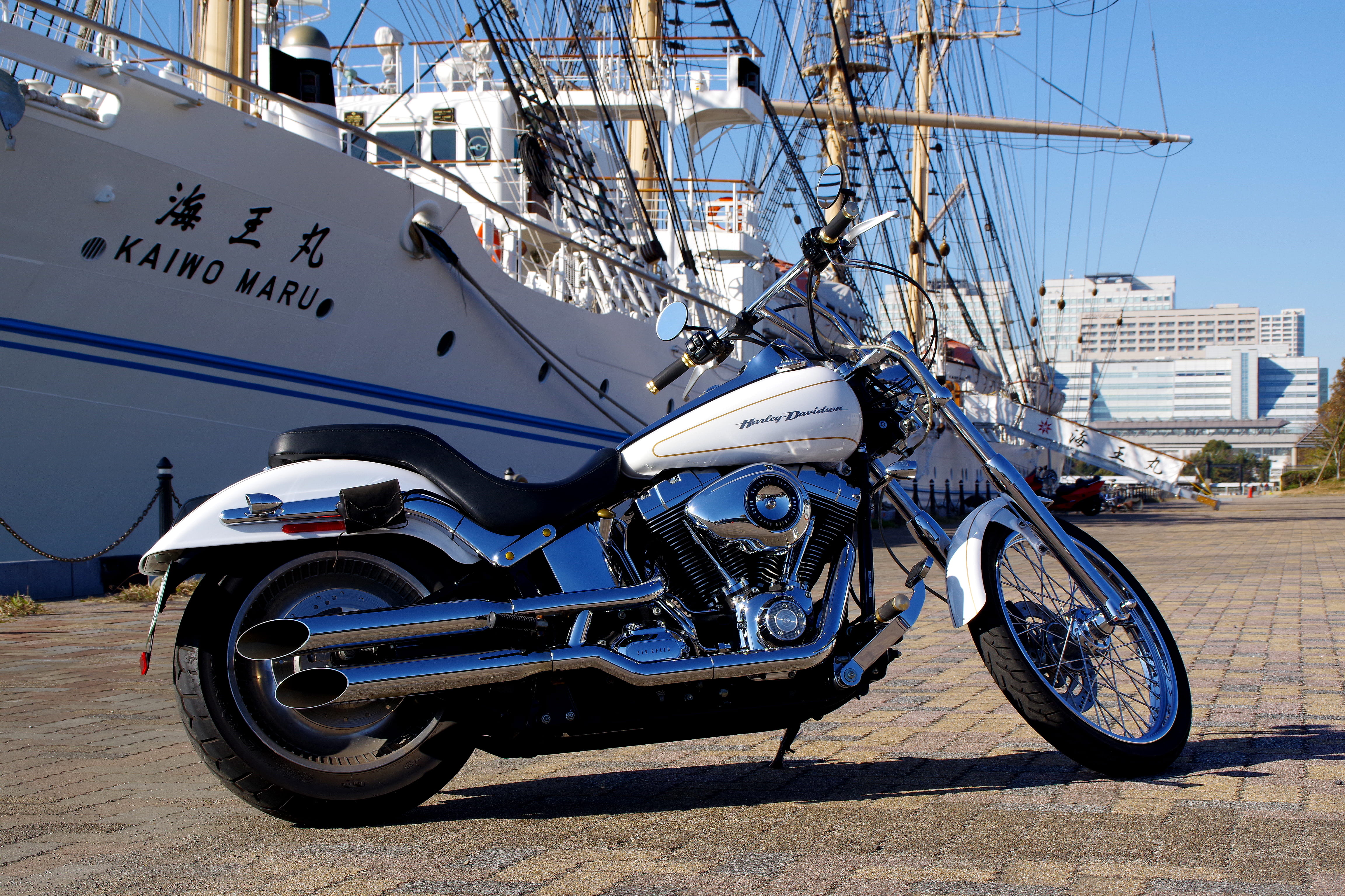 travel, blue, city, mode of transportation, architecture, Davidson, sunlight, MotorCycle, no people, building exterior, nautical vessel, odaiba, road, day, HD Wallpaper