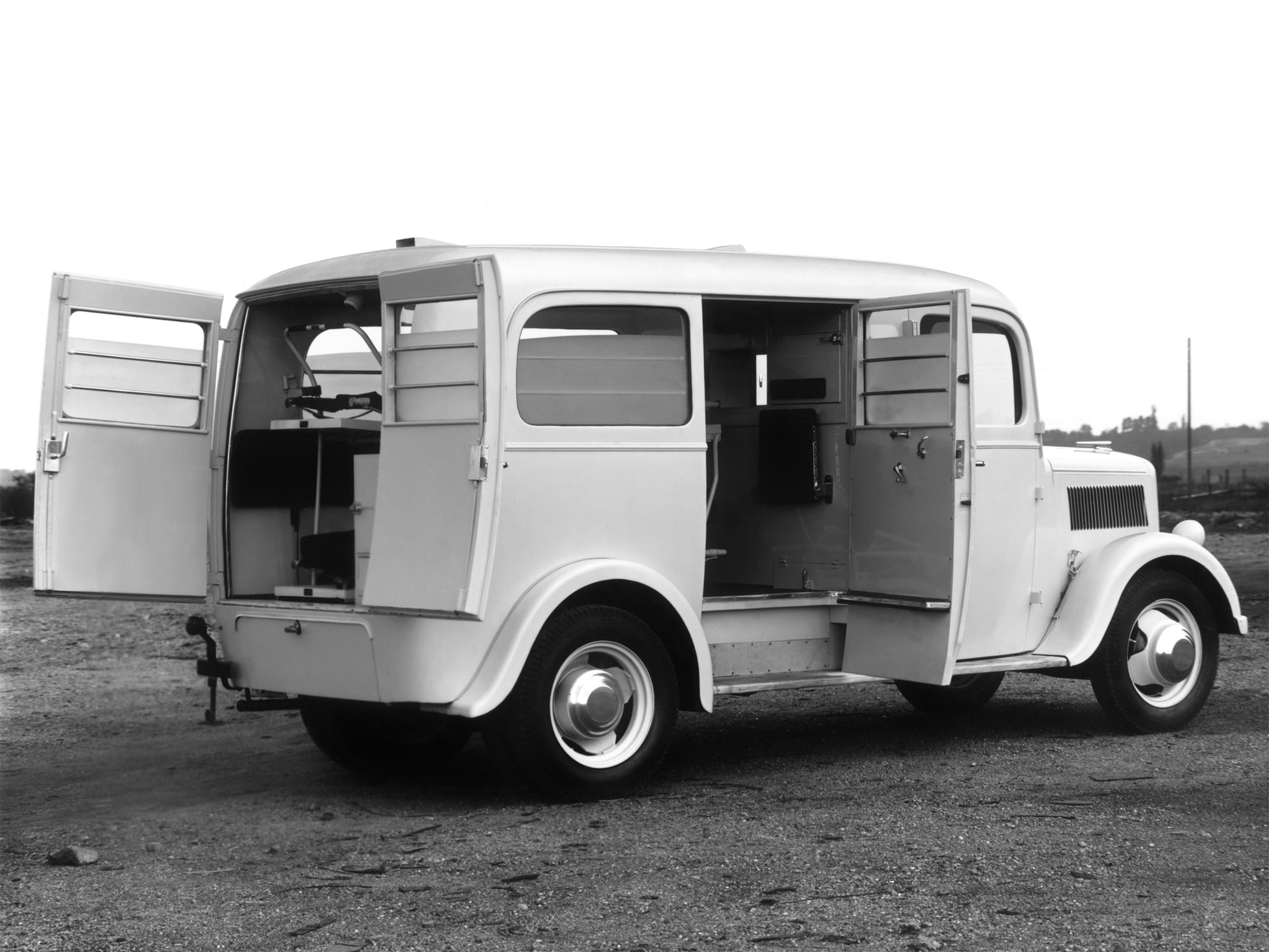 retro, 2 5 32, 1080P, blitz, ambulance, krankenwagen, emergency, opel, 1946, HD Wallpaper