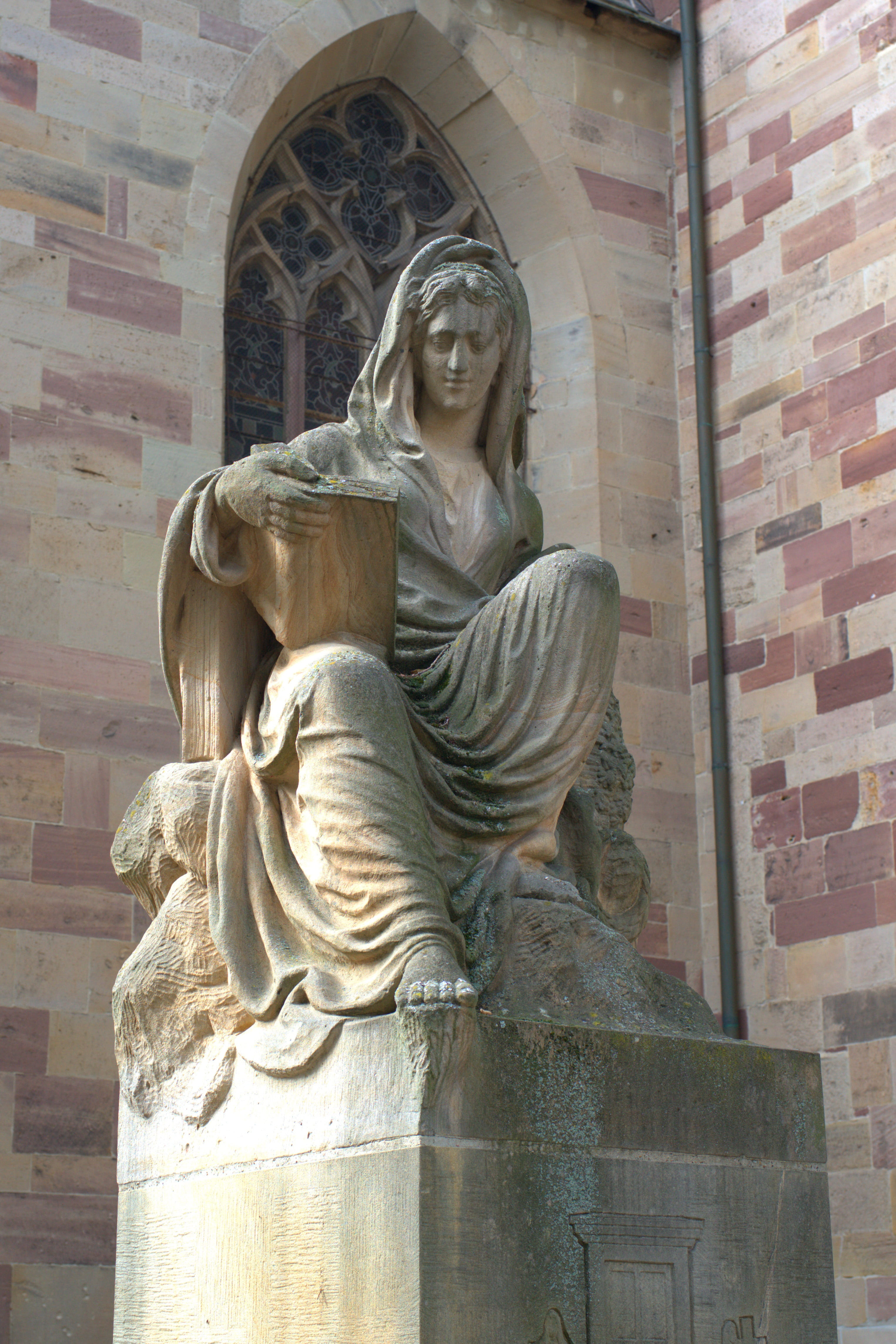 stone figure, church, day, dom, stone, low angle view, historically, belief, female likeness, built structure, figure, history, craft, monument, no people, Phone HD Wallpaper