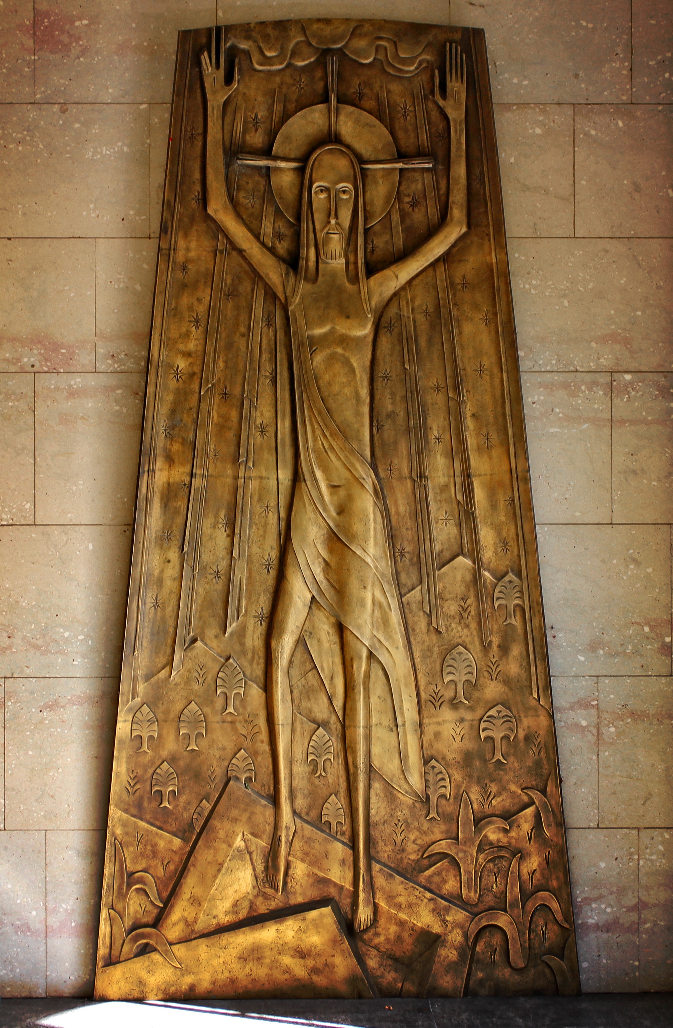 sky, figure, bronze, building, christ, creativity, carving, metal, no people, church, jesus christ, sculpture, resurrection, christianity, art, male likeness, Phone HD Wallpaper
