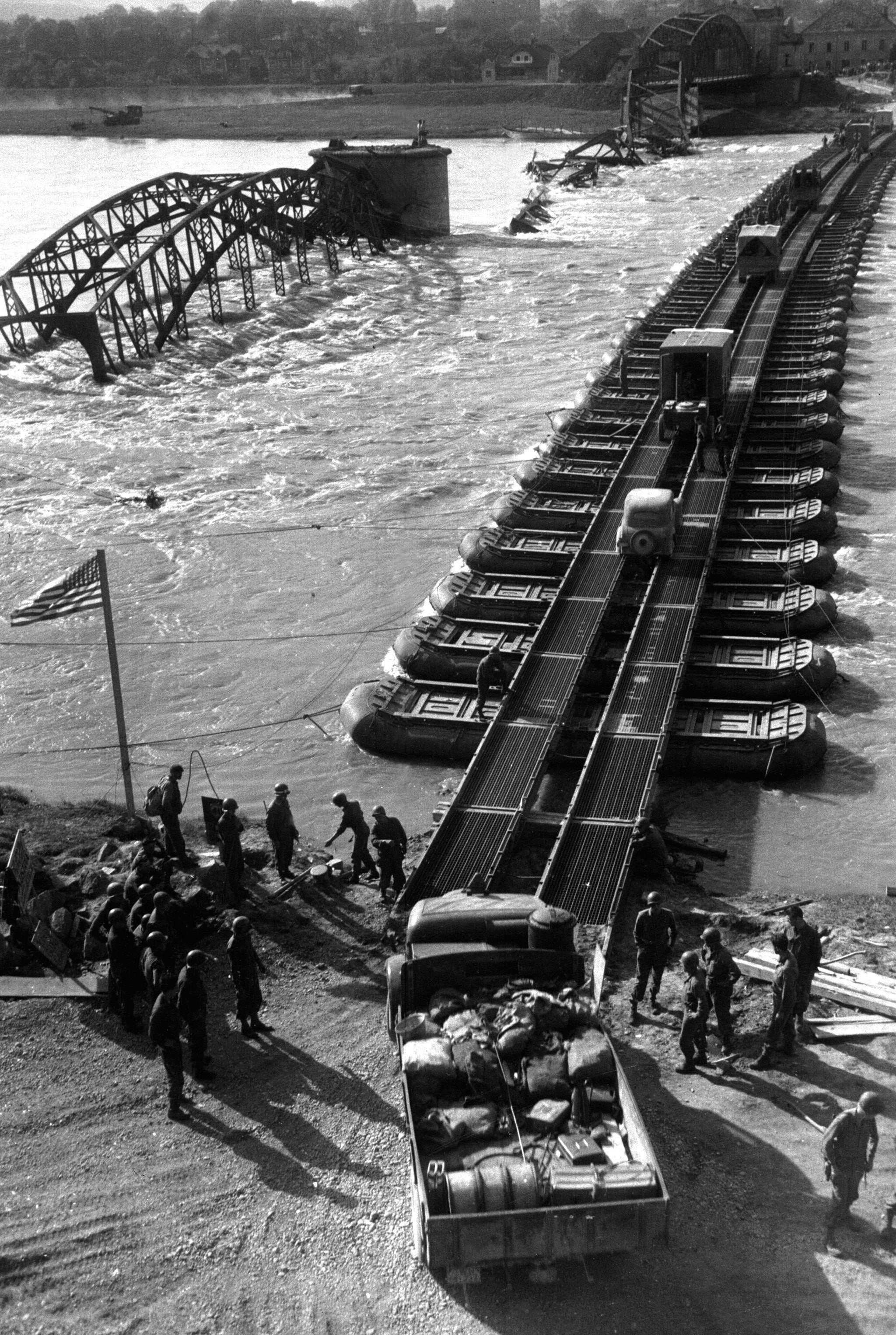 bridge, Pontoon Bridge, monochrome, World War II, 2K, trucks, river, Truck, soldier, Phone HD Wallpaper