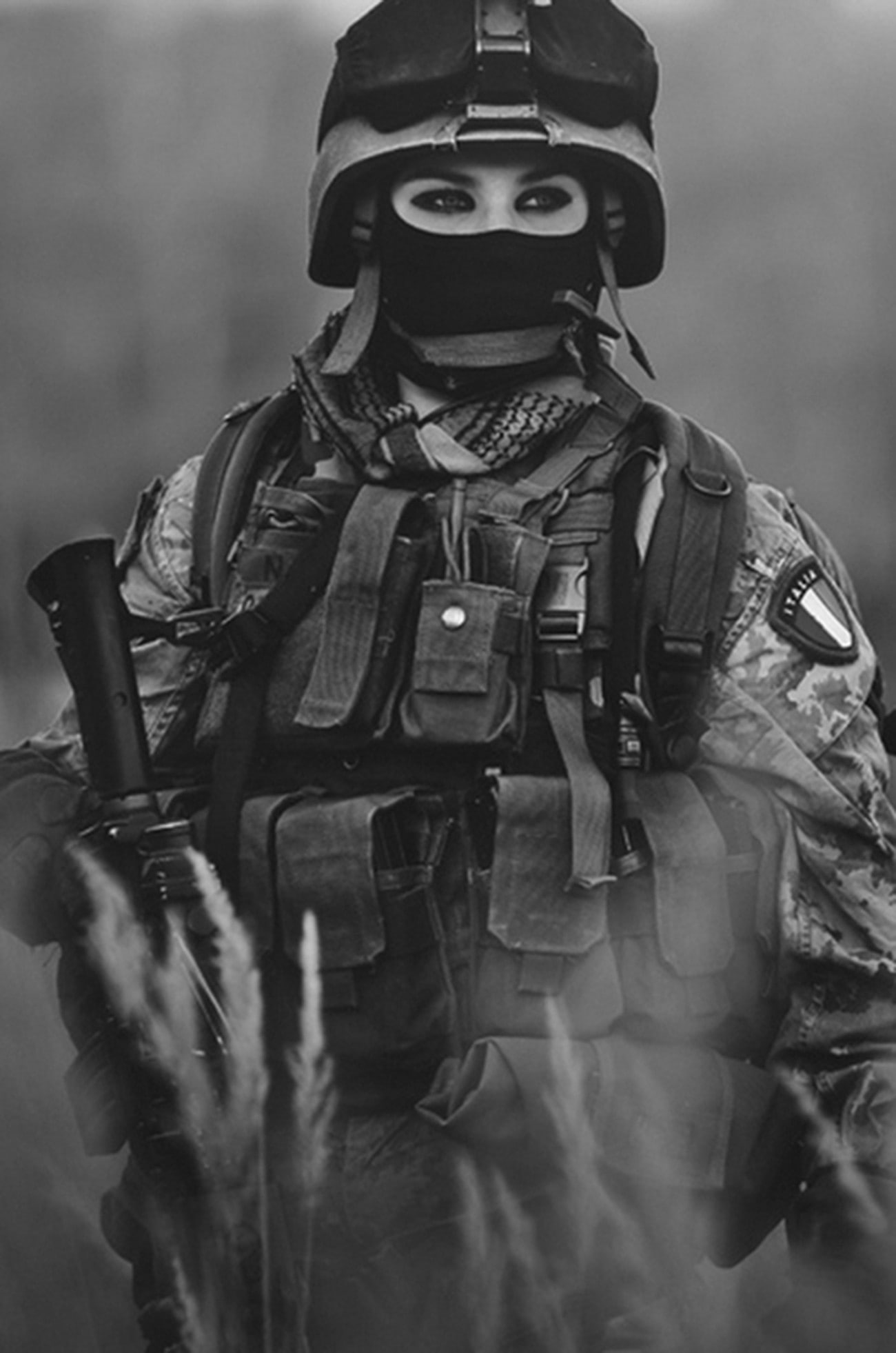 warrior, soldier, monochrome, girls with guns, women, war, gun, eyes, 1080P, Phone HD Wallpaper