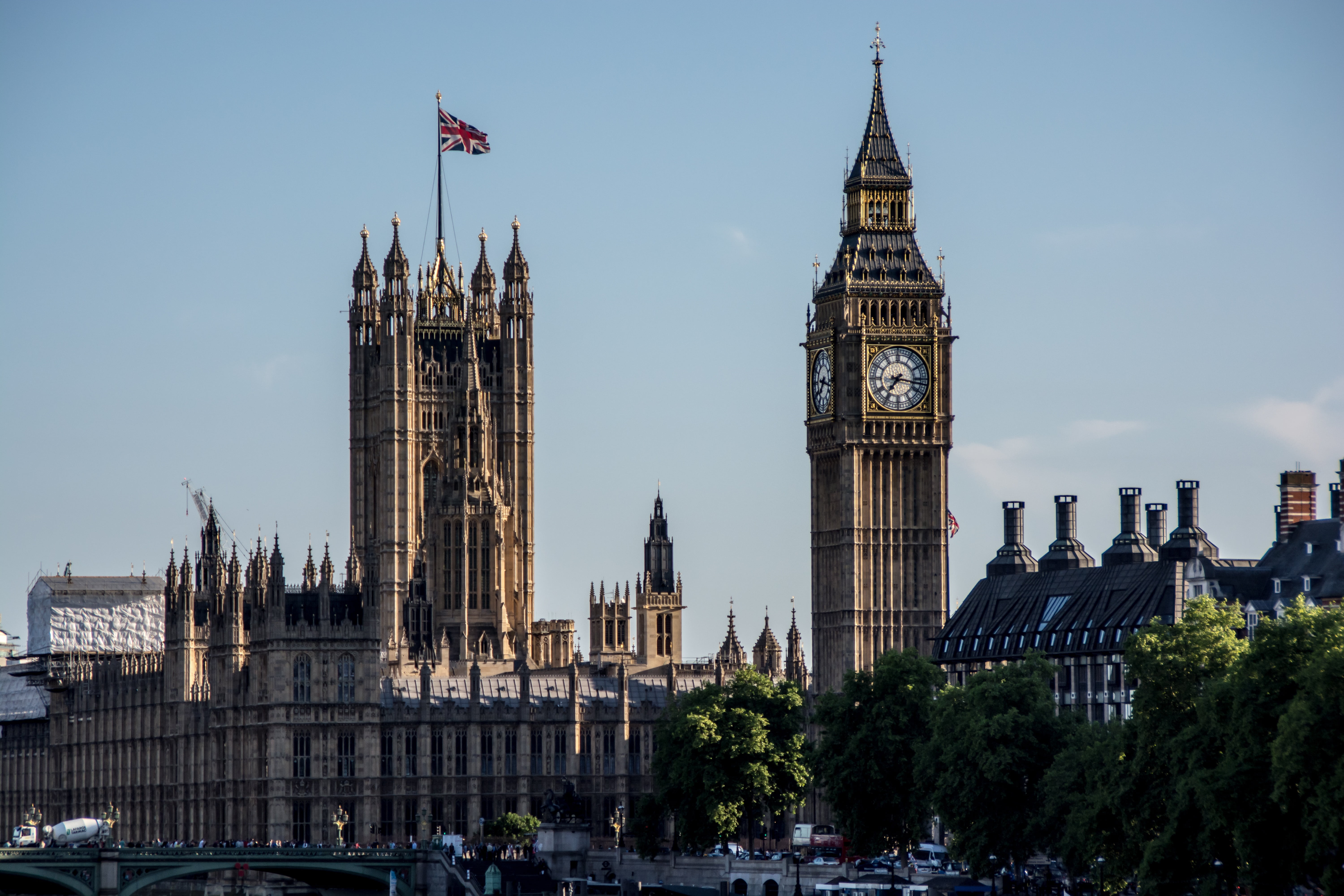 houses, tourism, tower, bridge, uk, historical, clock tower, capital, no people, kingdom, history, flag, parliament, thames, travel, nature, building exterior, HD Wallpaper