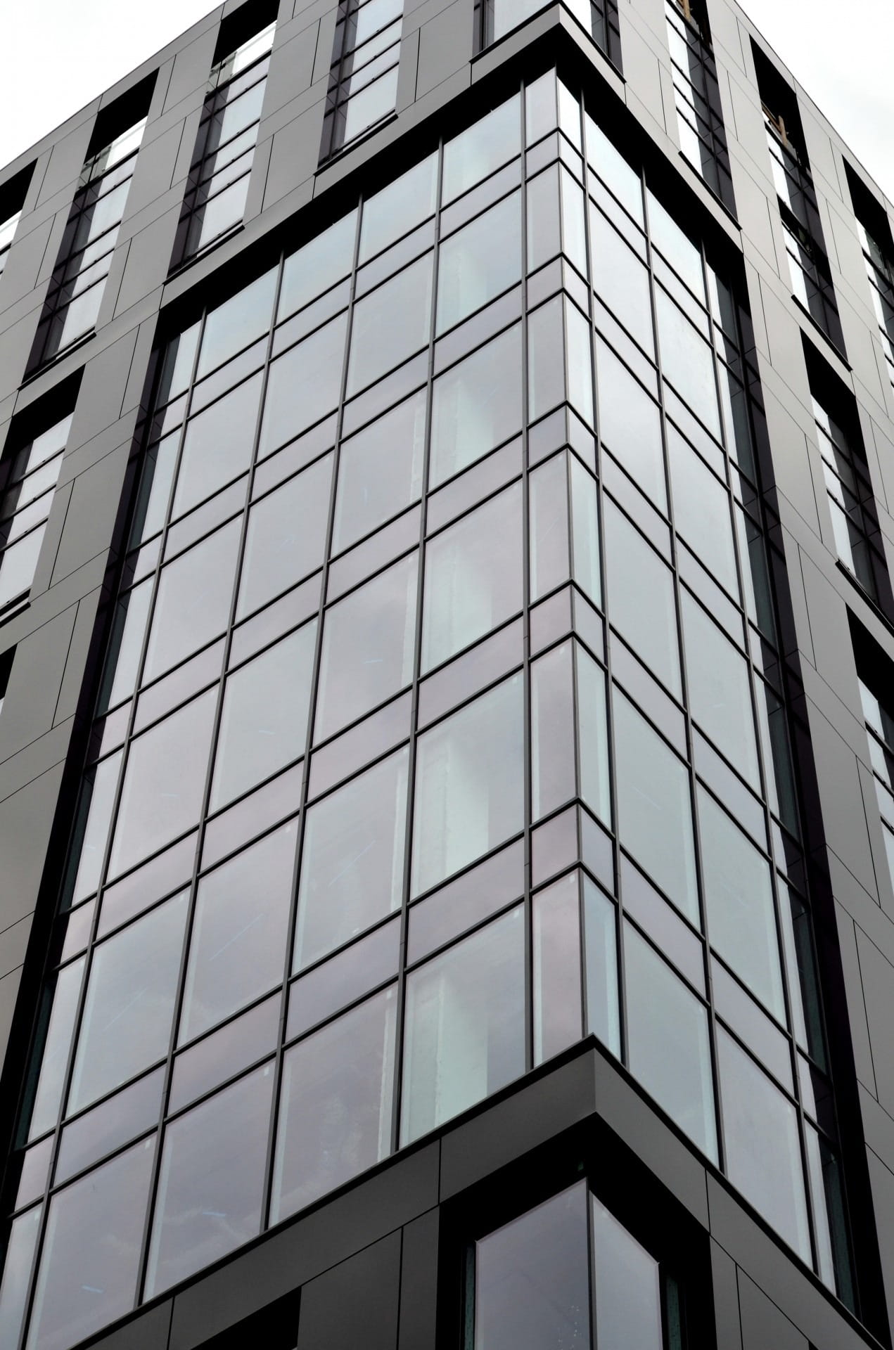 skyscraper, reflection, downtown, pattern, facade, perspective, contemporary, industry, building exterior, tall, windows, city, full frame, glass, office, Phone HD Wallpaper