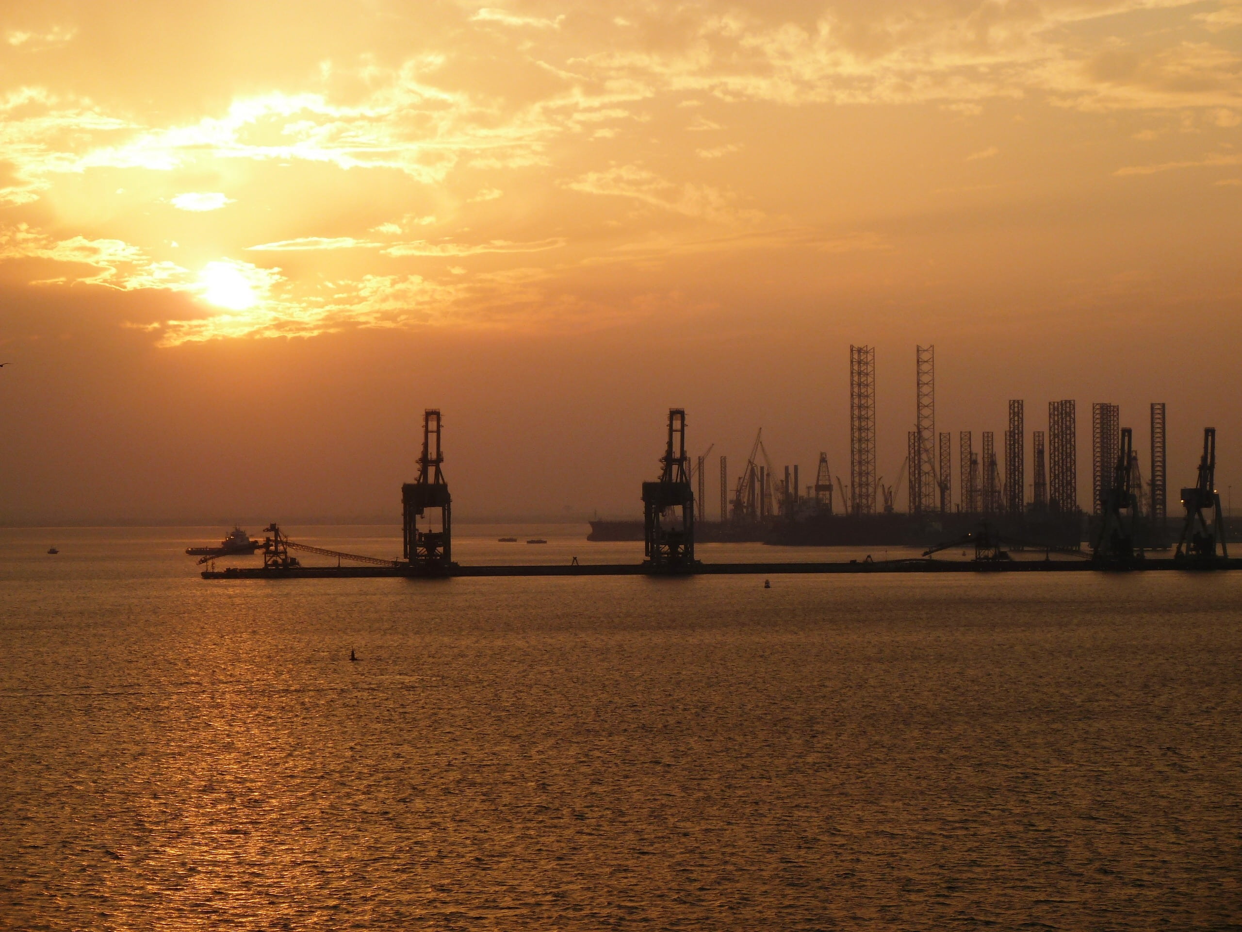 bahrain, mode of transportation, sun, oil industry, afterglow, water, beauty in nature, evening, sunlight, no people, outdoors, abendstimmung, cloud - sky, HD Wallpaper