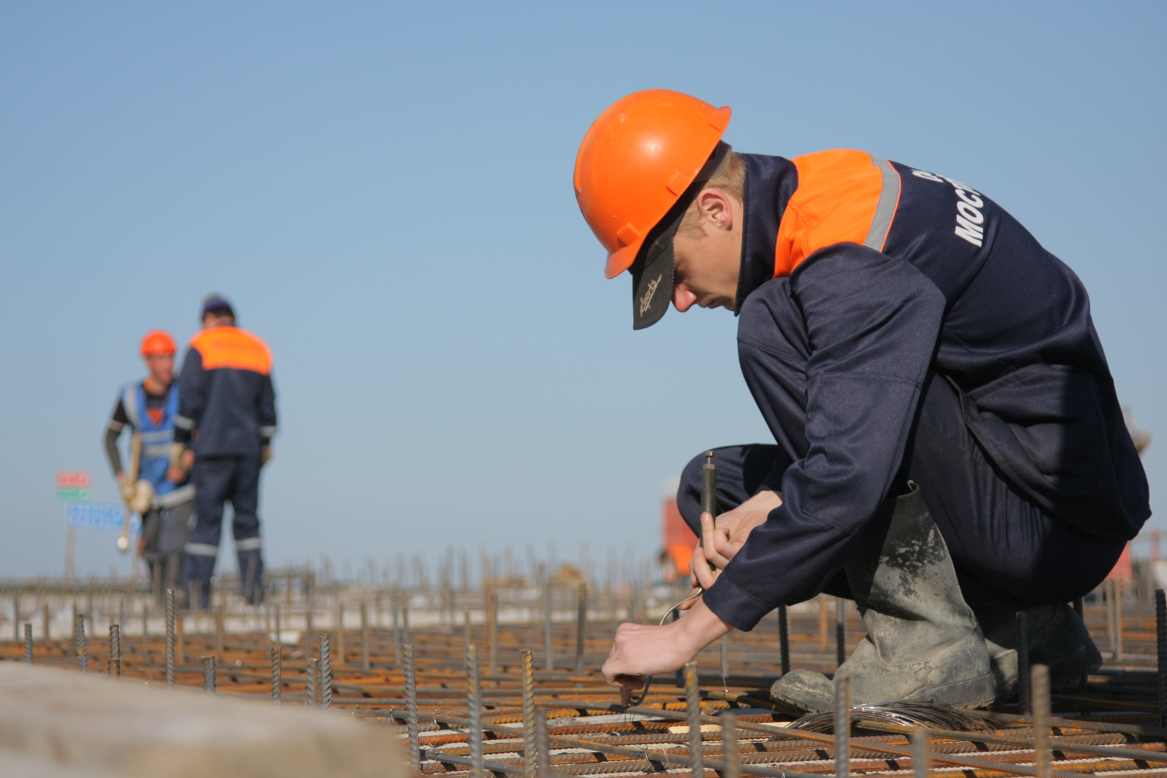 contractor, day, skies, work, males, crouching, working, outdoors, headwear, people, construction, security, 4K, nature, hat, adult, clothing, industry, HD Wallpaper