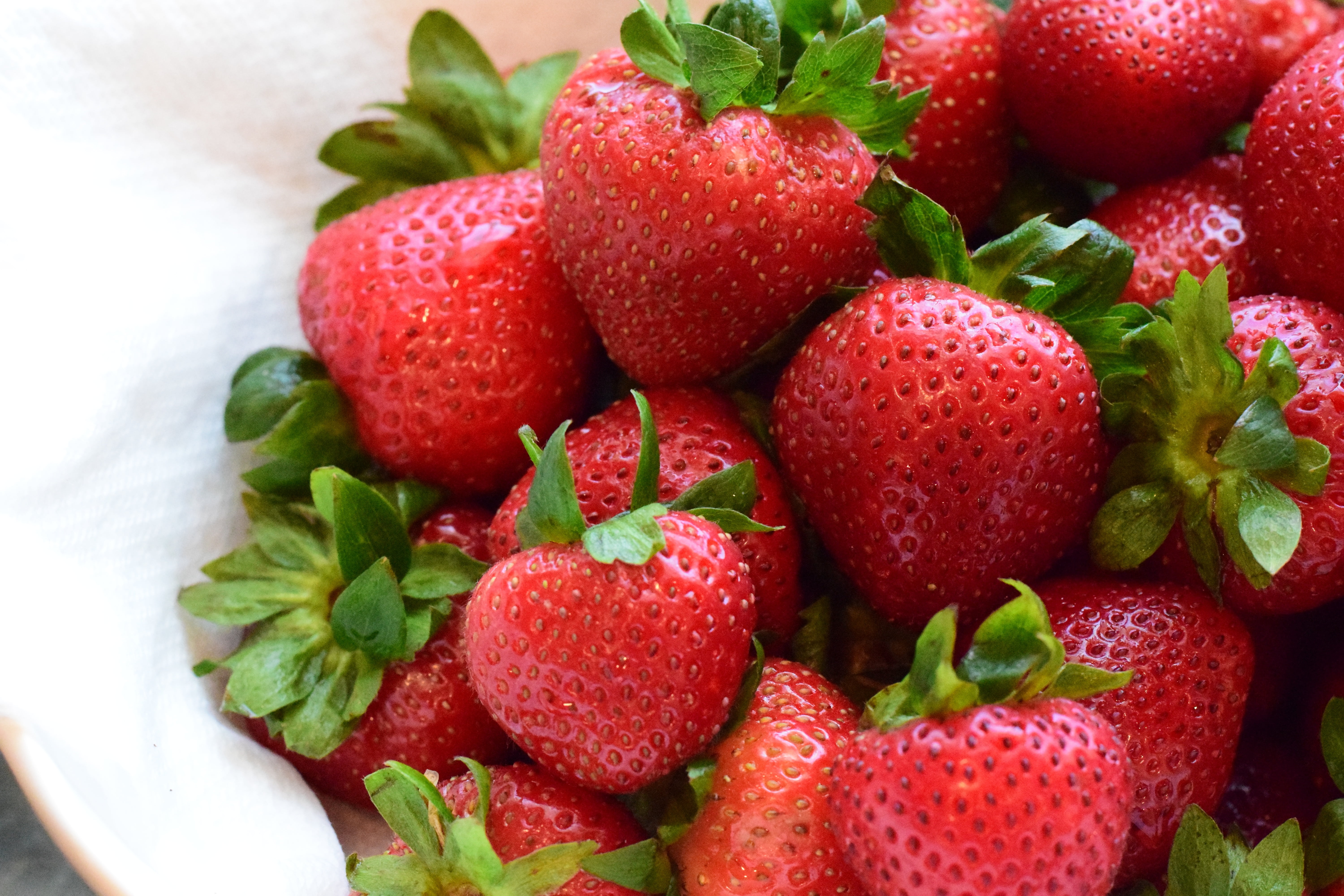 seasonal, bright, white, ripe, tasty, close-up, indoors, grocery, fruits, vitamin, food, market, berry fruit, summer, delicious, farm, plant part, diet, HD Wallpaper
