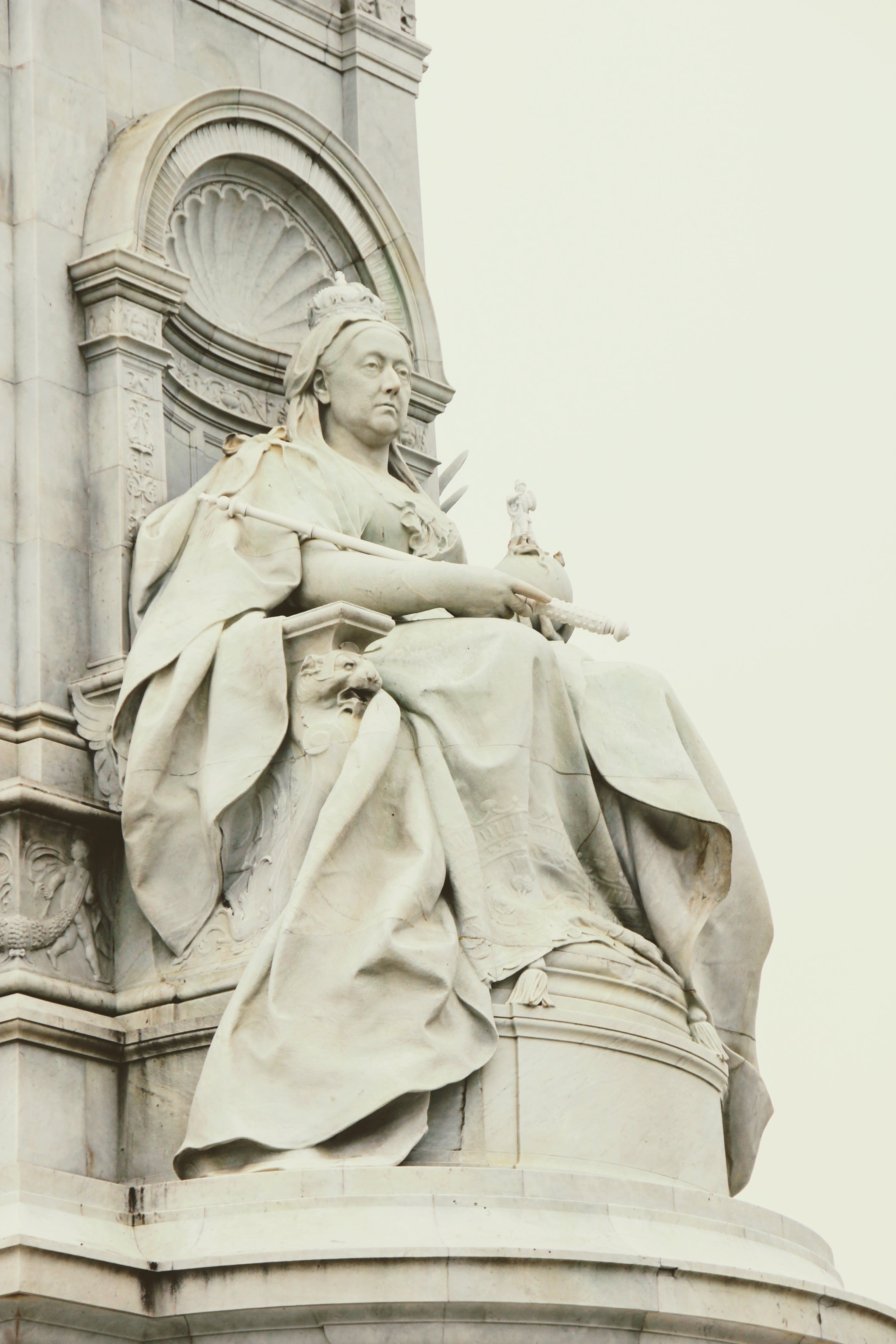day, history, no people, male likeness, art and craft, low angle view, figure, monument, female likeness, belief, royal person, religion, close-up, spirituality, Phone HD Wallpaper