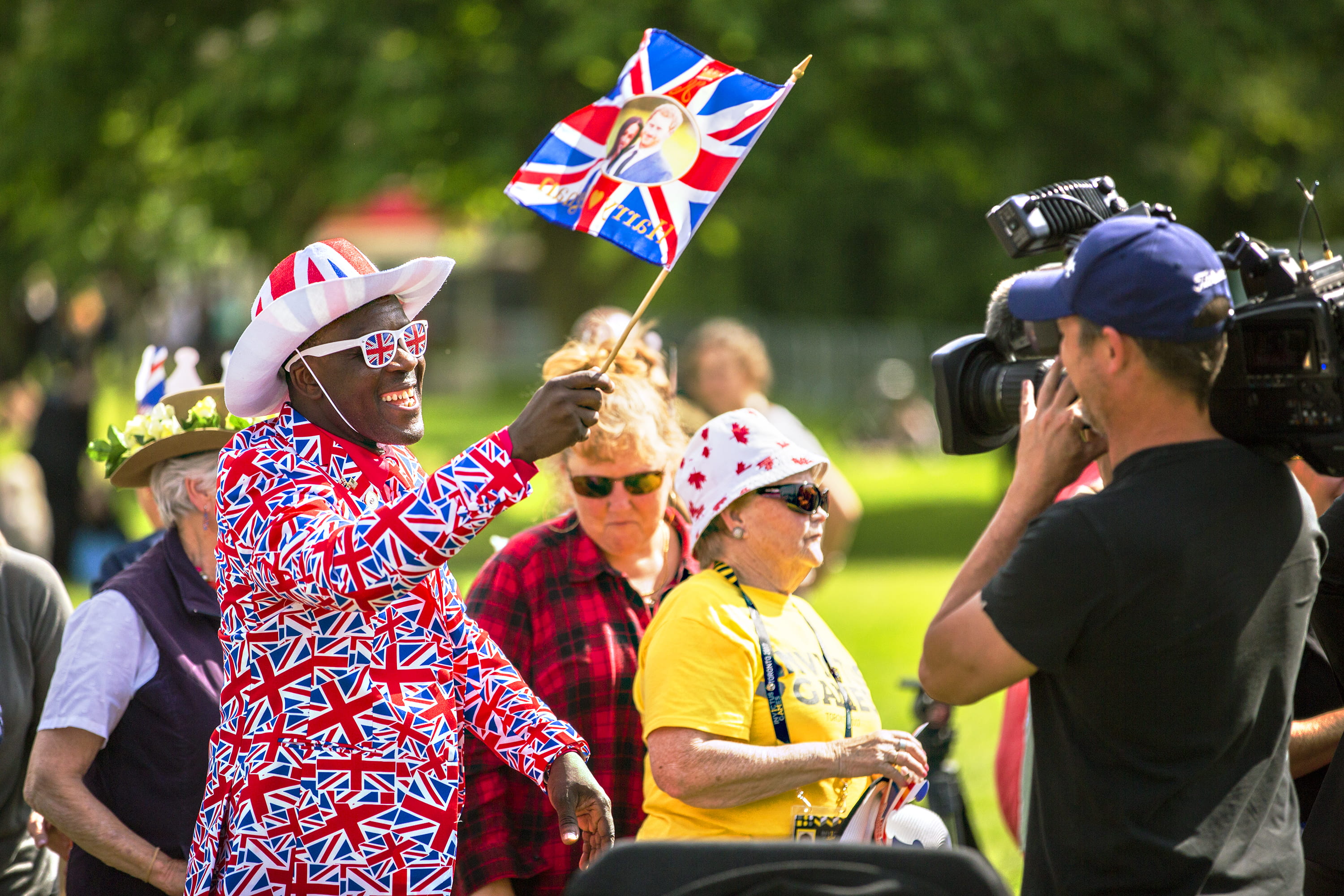 outdoors, crowd, men, smile, females, person, happy, queen, taking, portrait, royalty, tourism, adult, film, group, waving, celebrate, video, group of people, HD Wallpaper