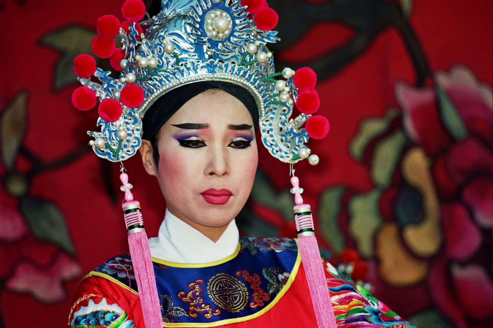 front view, cultures, headdress, traditional dancing, chinese, feast, young women, 1080P, crown, headshot, queen - royal person, make-up, headwear, one person, HD Wallpaper