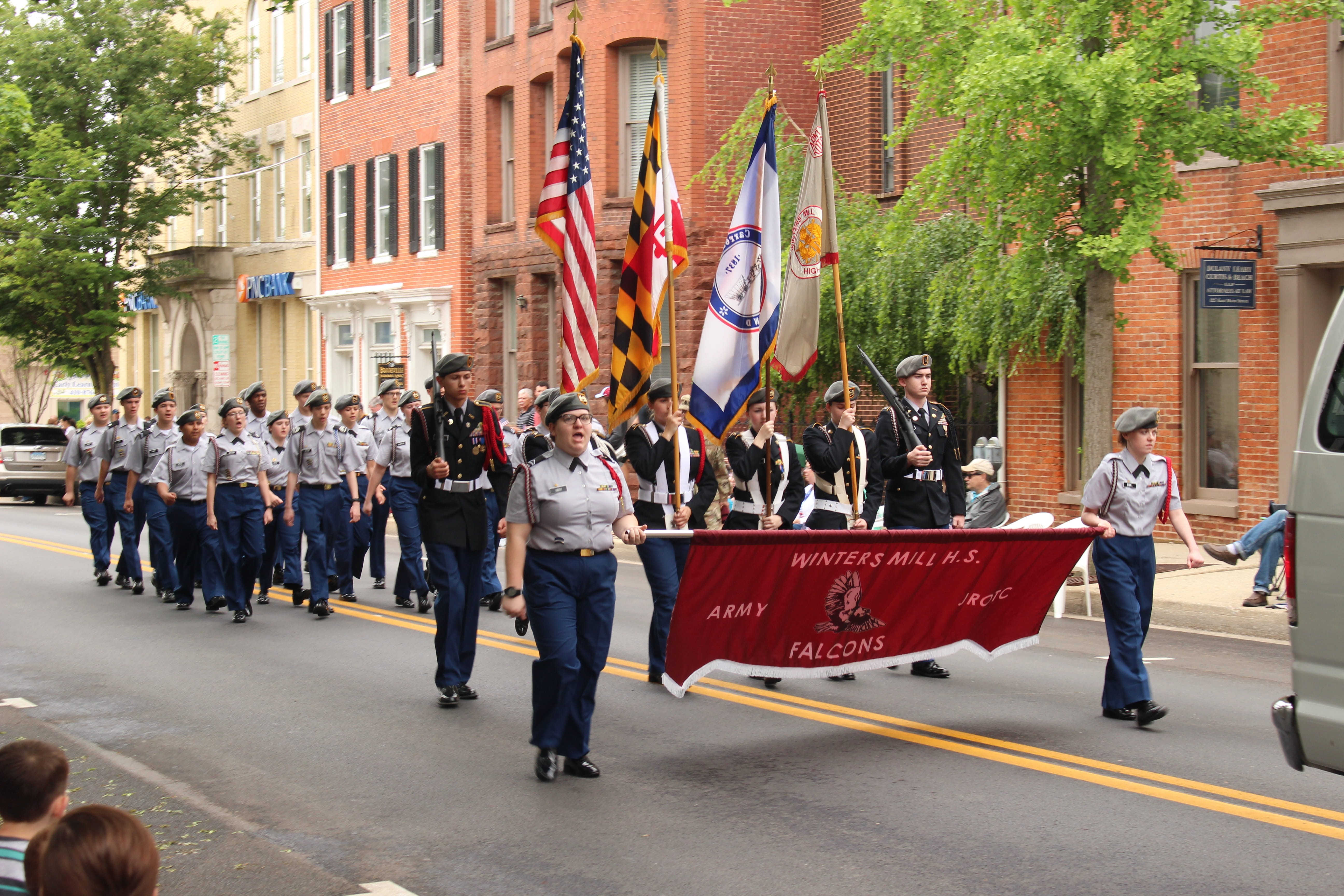 architecture, group of people, formation, tree, military, celebration, street, service, road, built structure, crowd, army, uniform, adult, remember soldiers, HD Wallpaper