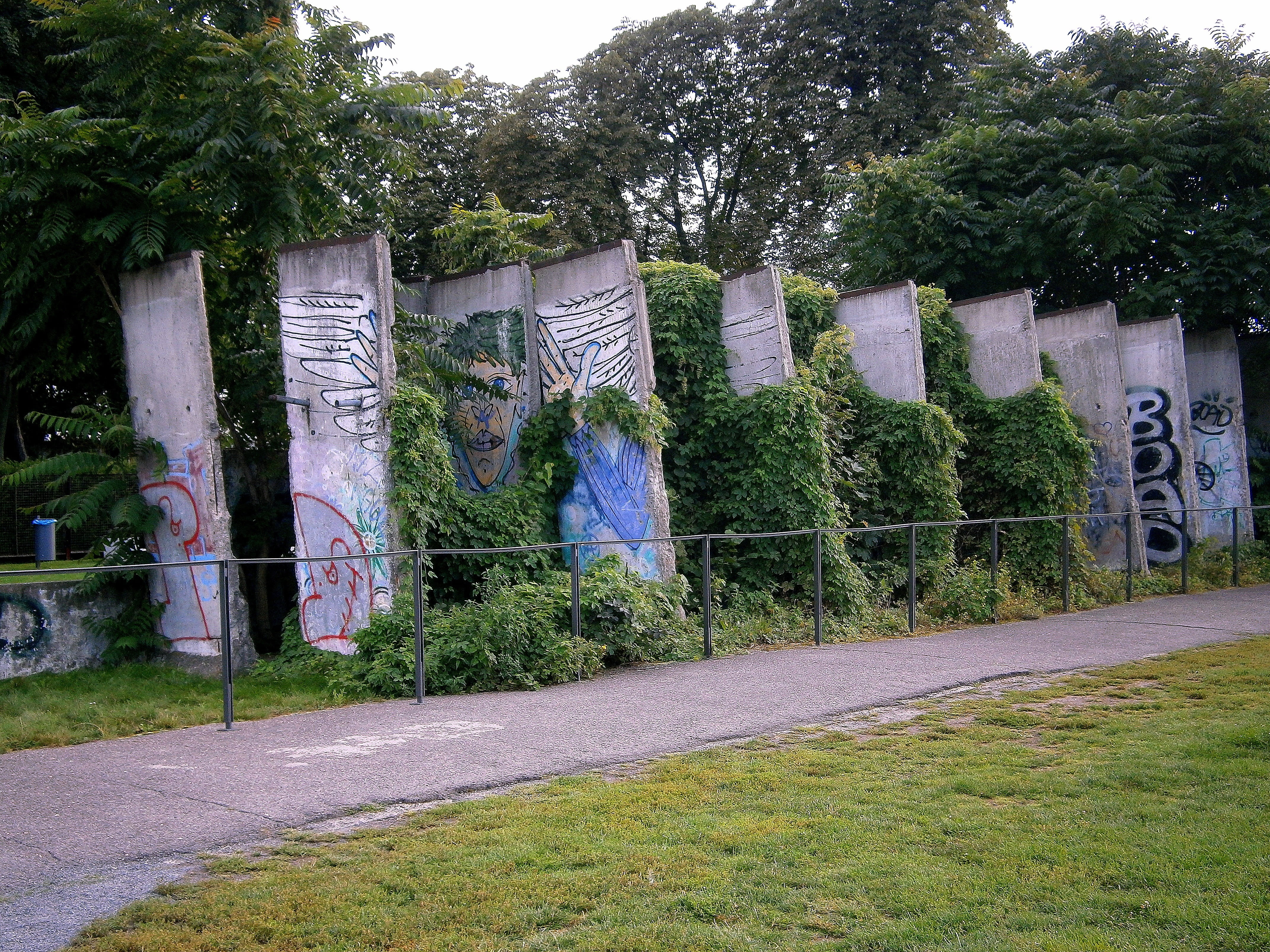 history, 4K, architecture, commemorate, street, painted, plant, monument, berlin graffiti, tree, berlin, ap­pell, residential district, nature, footpath, HD Wallpaper