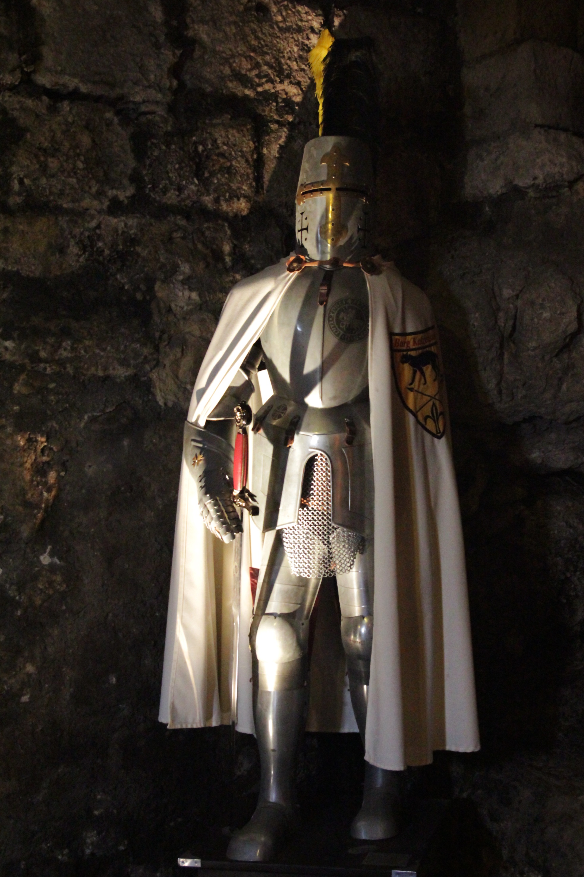 the past, wall - building feature, building, male likeness, representation, religion, history, place of worship, middle ages, man, 2K, helm, hanging, belief, Phone HD Wallpaper