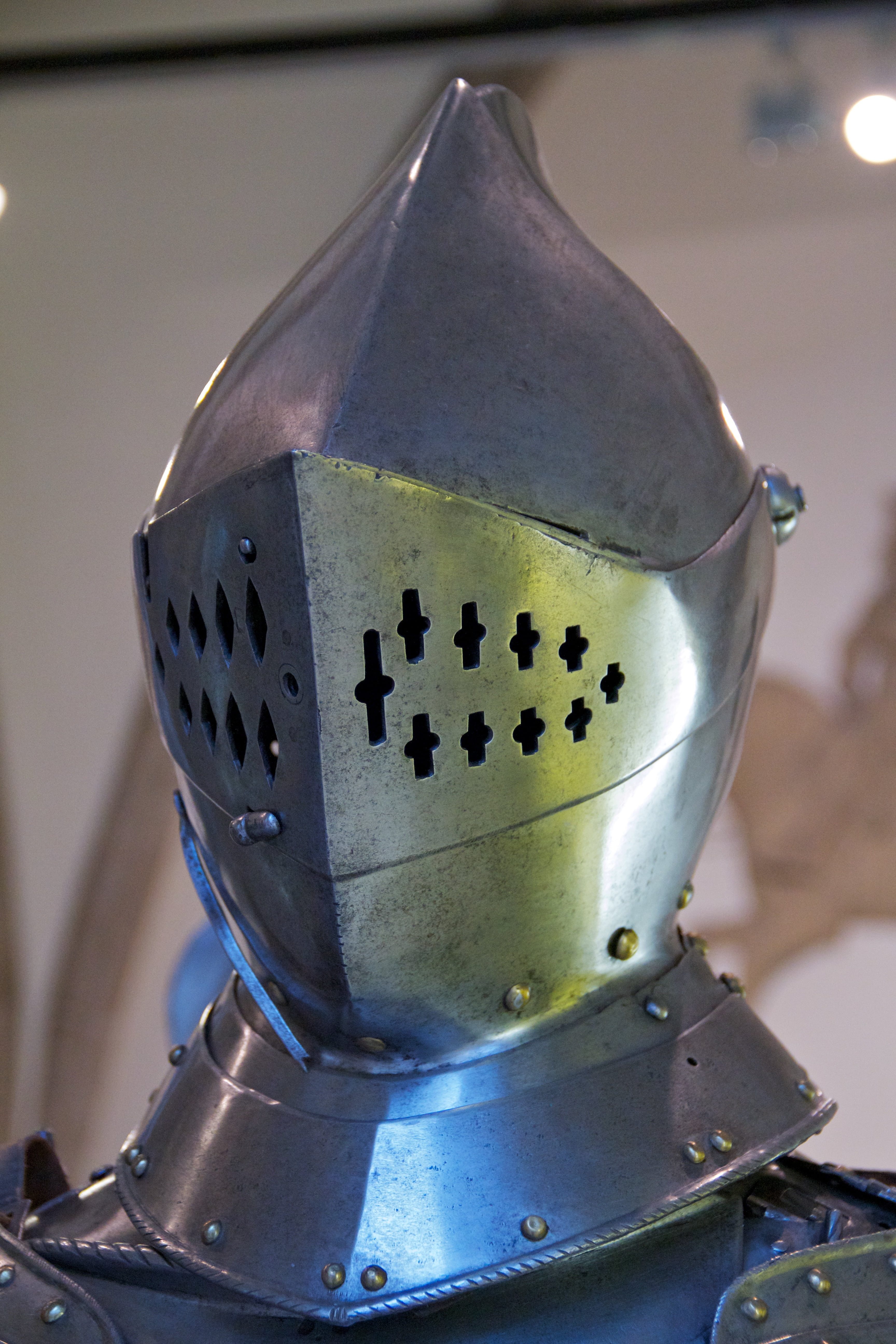 focus on foreground, knight - Person, national museum, armor, indoors, silver colored, ritterruestung, helm, still life, nature, selective focus, munich, Phone HD Wallpaper
