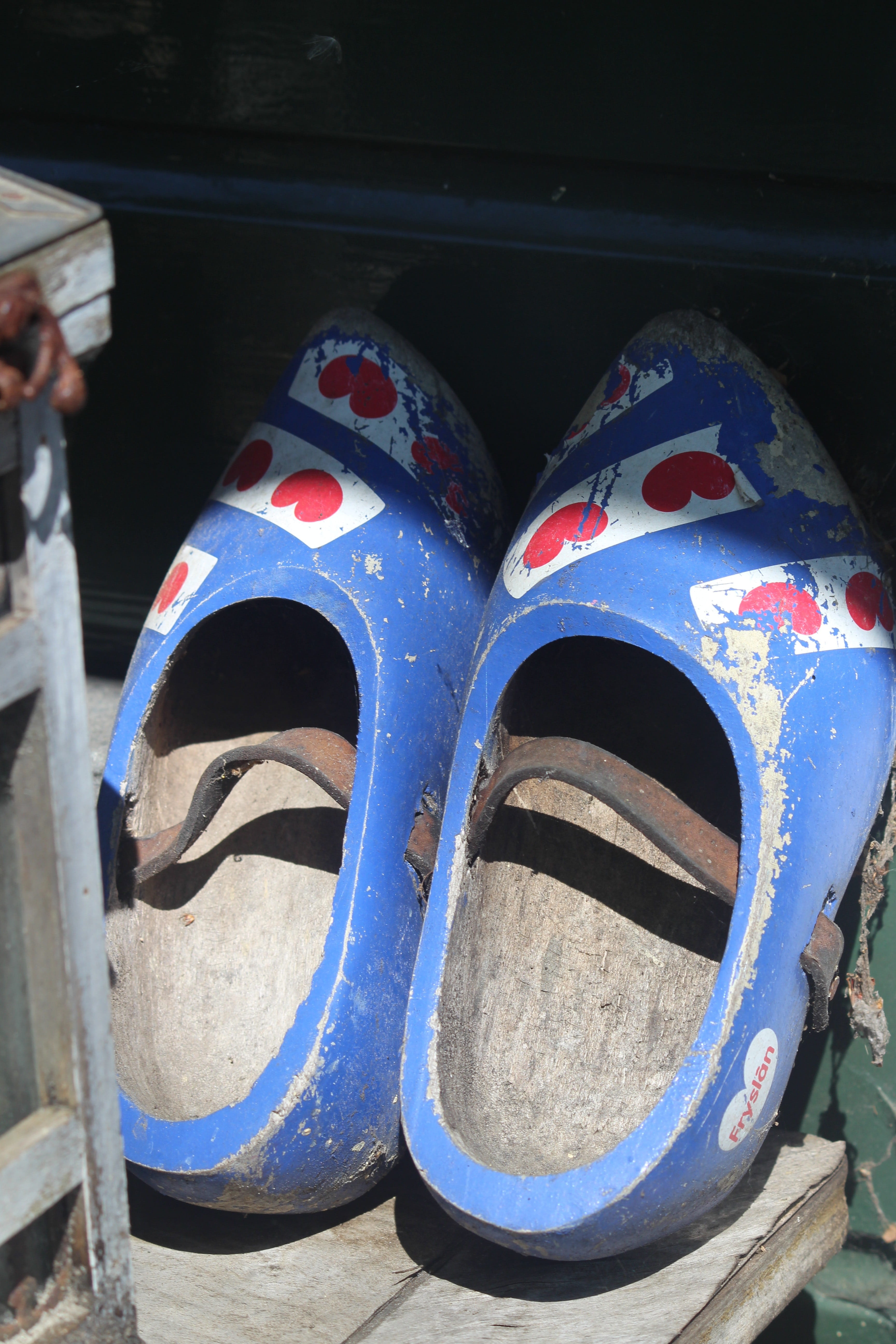 5K, dutch, red, in a row, wooden shoes, sunlight, close-up, shoe, pair, focus on foreground, netherlands, clogs, multi colored, nostalgia, still life, Phone HD Wallpaper