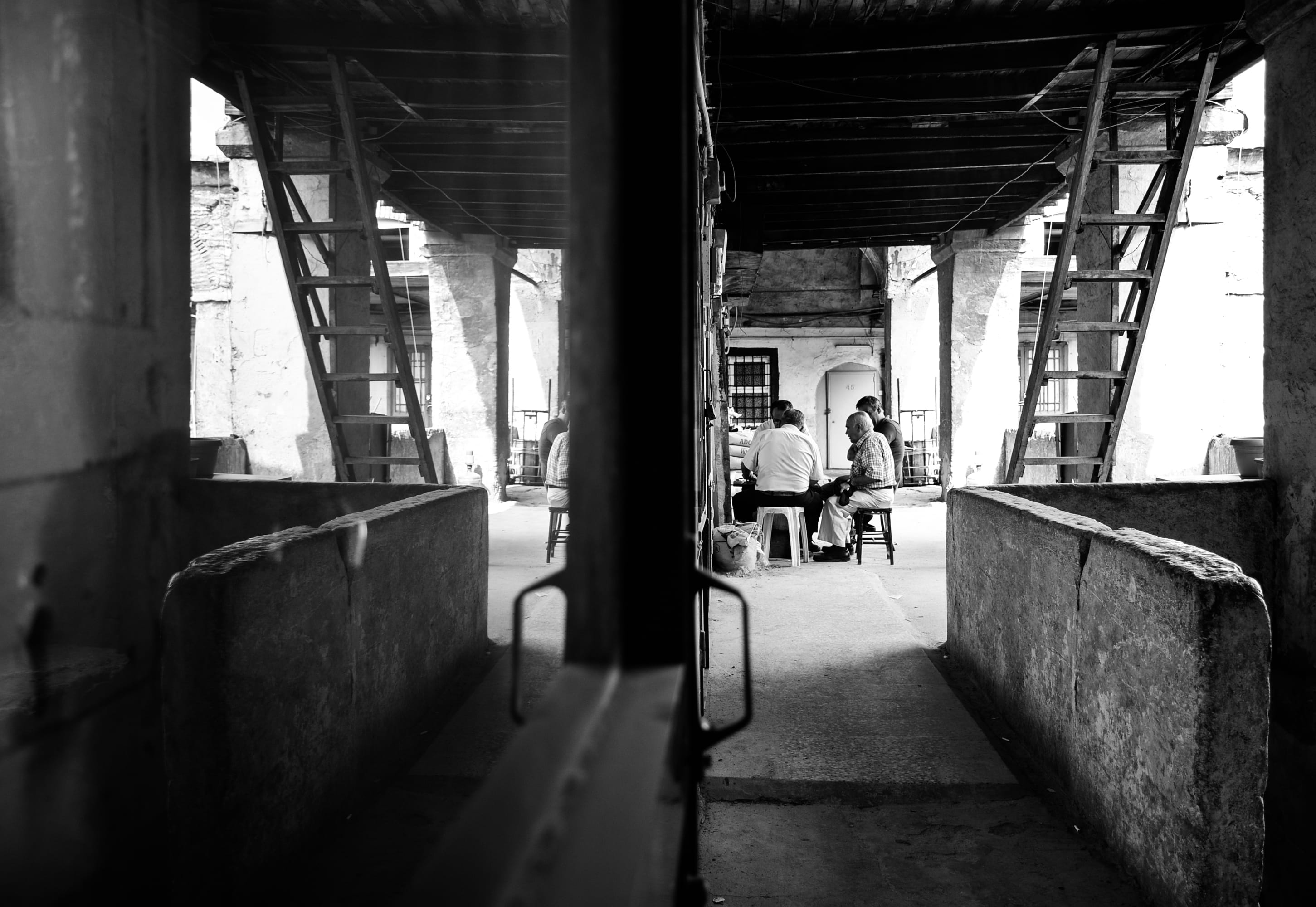 lifestyles, people, underneath, bazaar, building, city, architecture, women, transportation, day, turkey, incidental people, 2K, full length, grand bazaar, HD Wallpaper