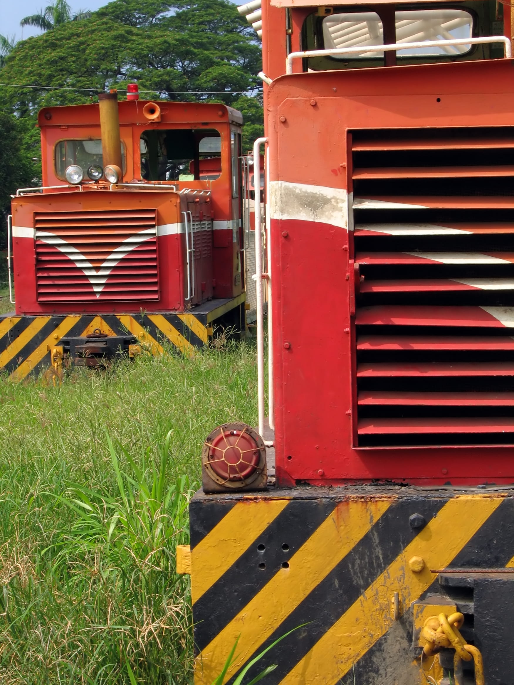 sun, truck, land, land vehicle, transportation, gauge, exhaust, sunshine, mode of transportation, stationary, trees, red, transport, diesel, 1080P, rust, Phone HD Wallpaper