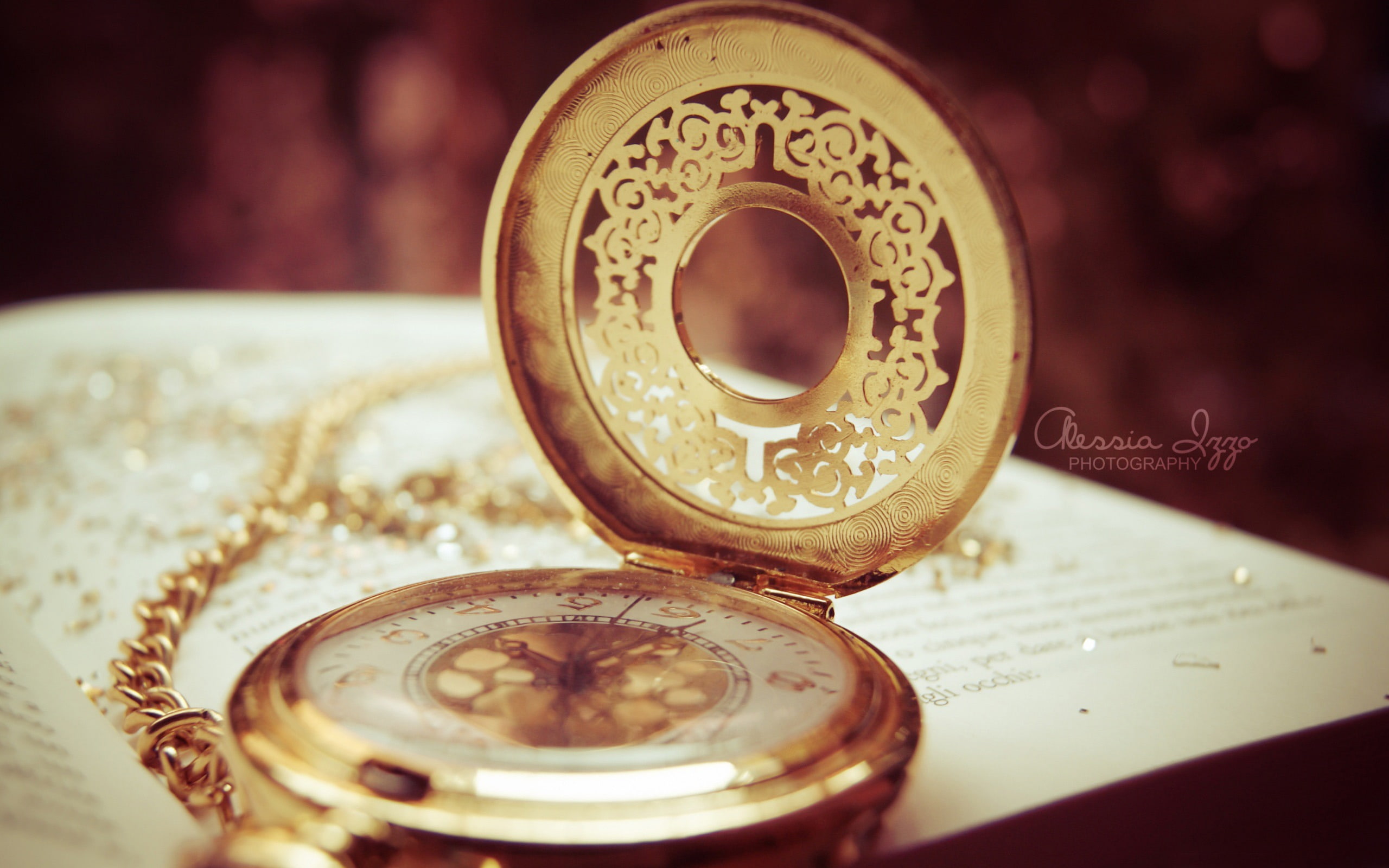 close-up, indoors, floral pattern, 2K, long, coin, pocket watch, clock, time, antique, selective focus, metal, high, hd, instrument of time, watch, no people, HD Wallpaper