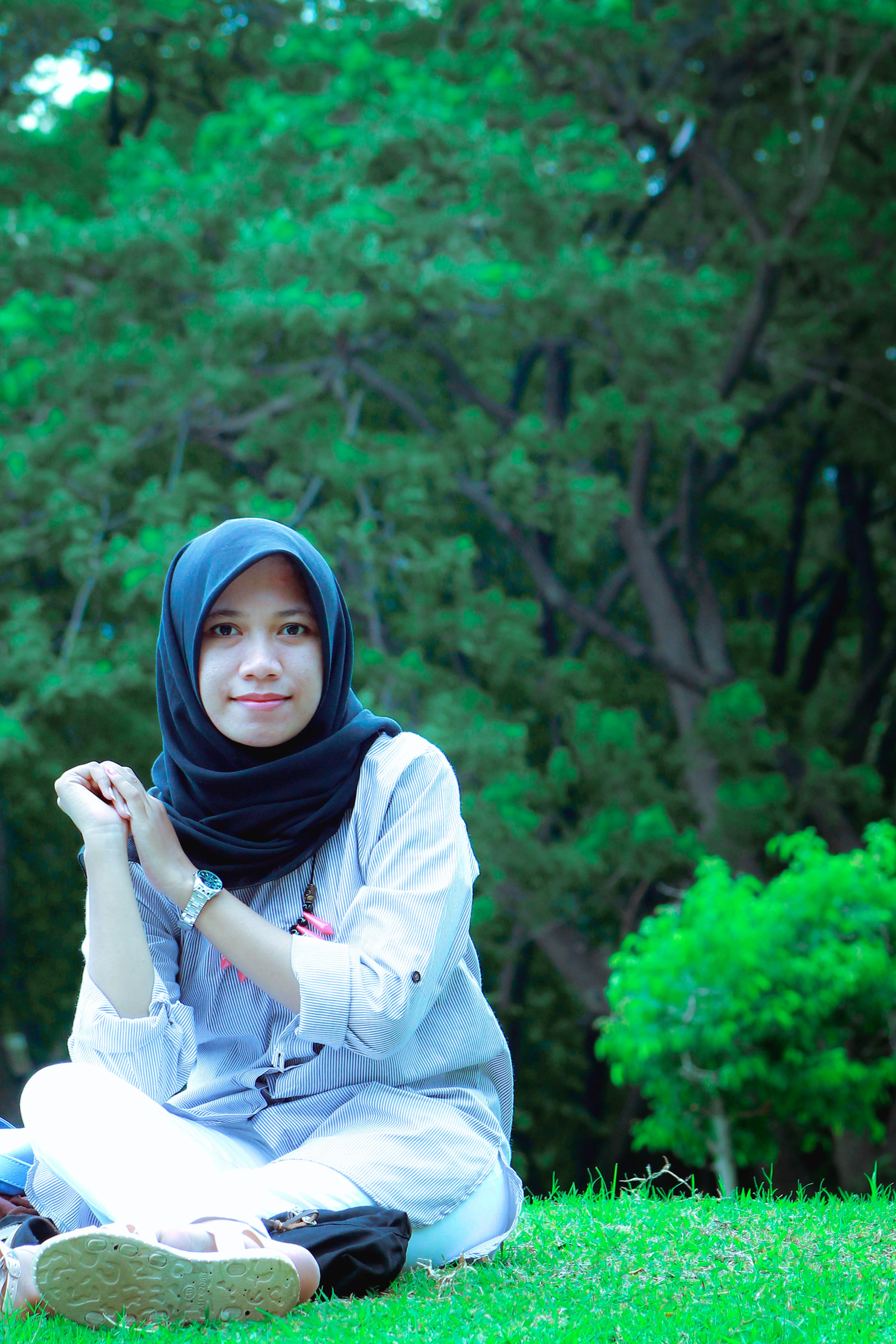 one person, real people, young adult, black, nature, Hijab, pre-adolescent child, Muslim, hooded shirt, white, land, lifestyles, woman, looking at camera, Phone HD Wallpaper