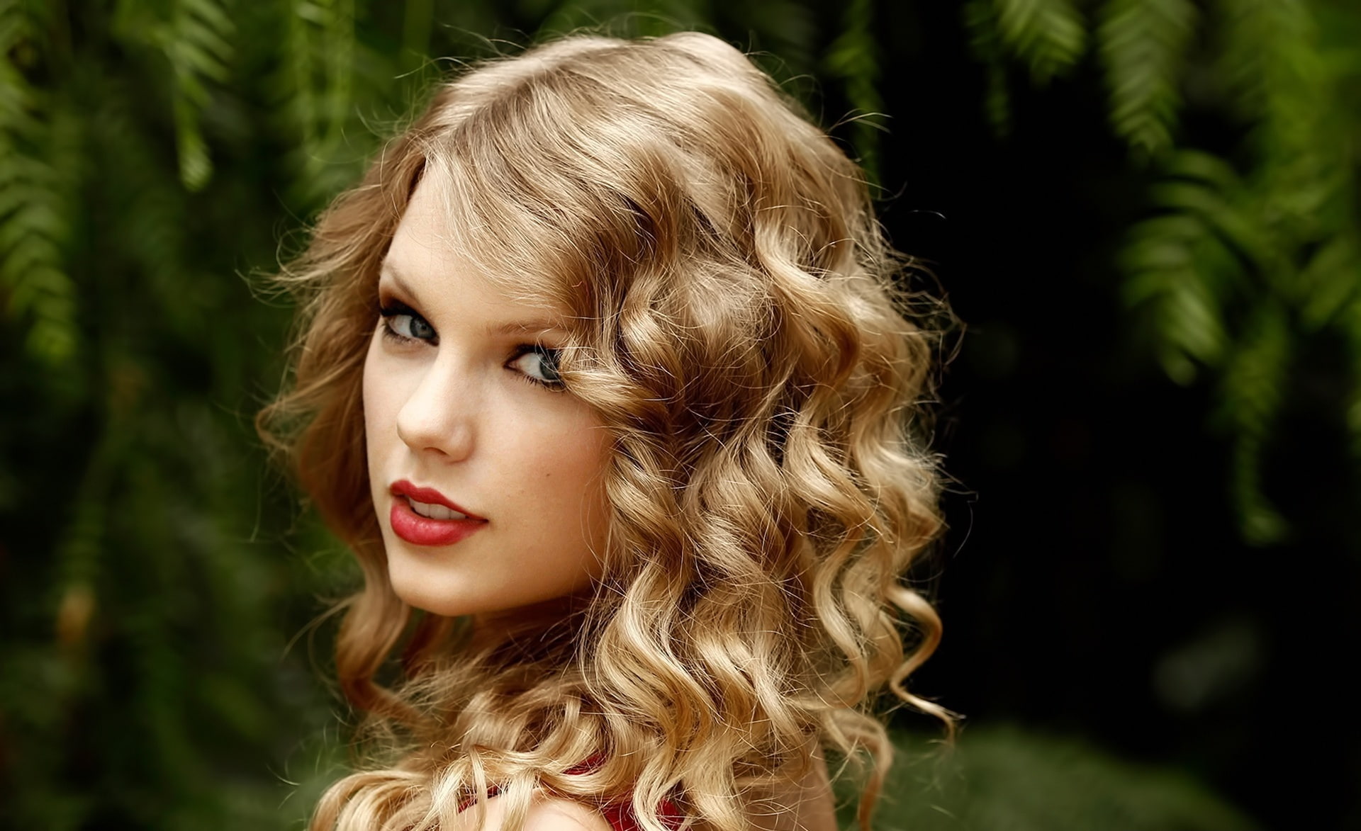 one person, real people, looking, looking away, hairstyle, day, Taylor Swift, focus on foreground, long hair, human face, beauty, outdoors, portrait, hair, HD Wallpaper