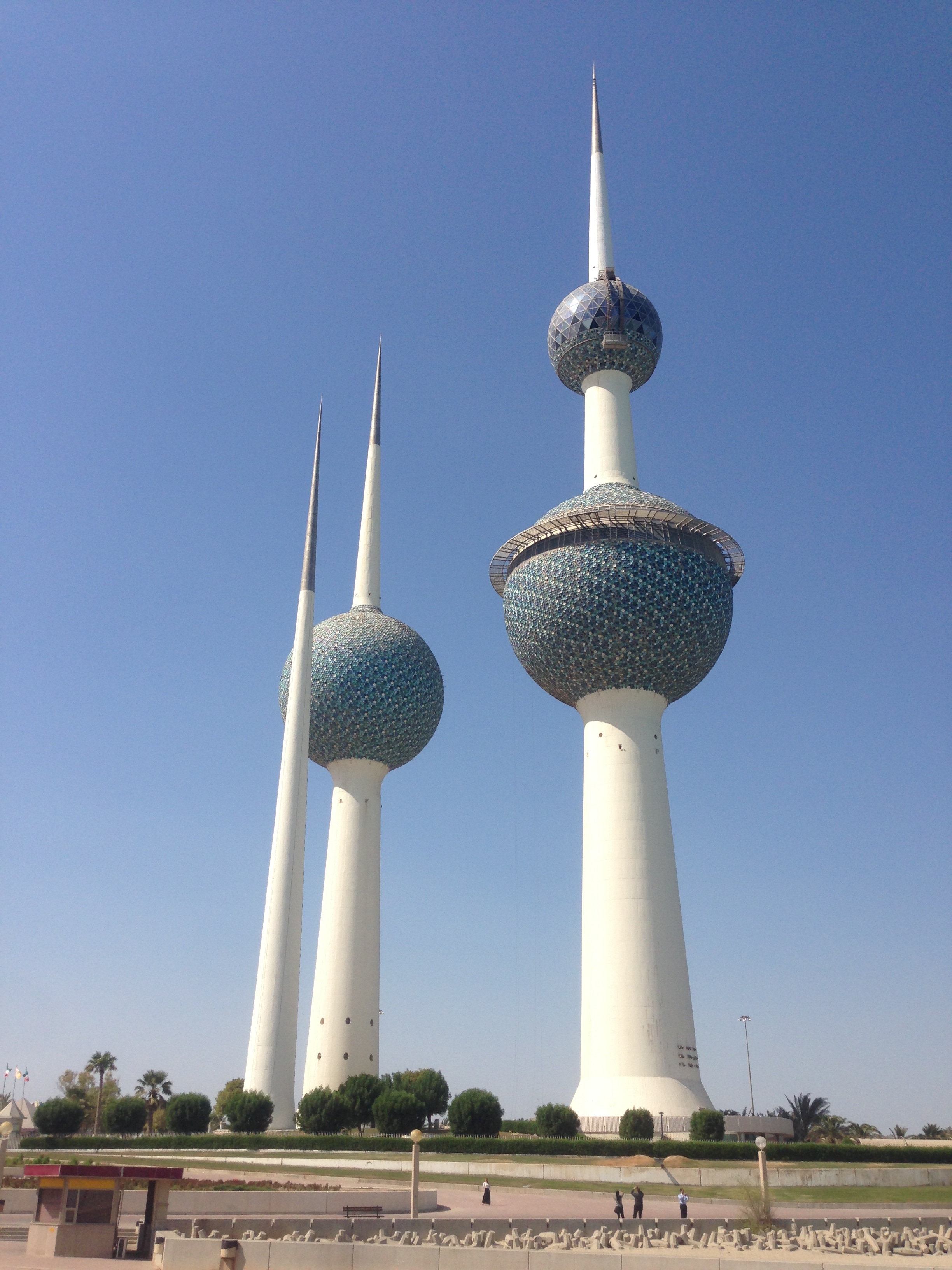 tall - high, gulf, spire, clear sky, travel, tourism, nature, architecture, tower, 2K, travel destinations, global communications, low angle view, built structure, Phone HD Wallpaper