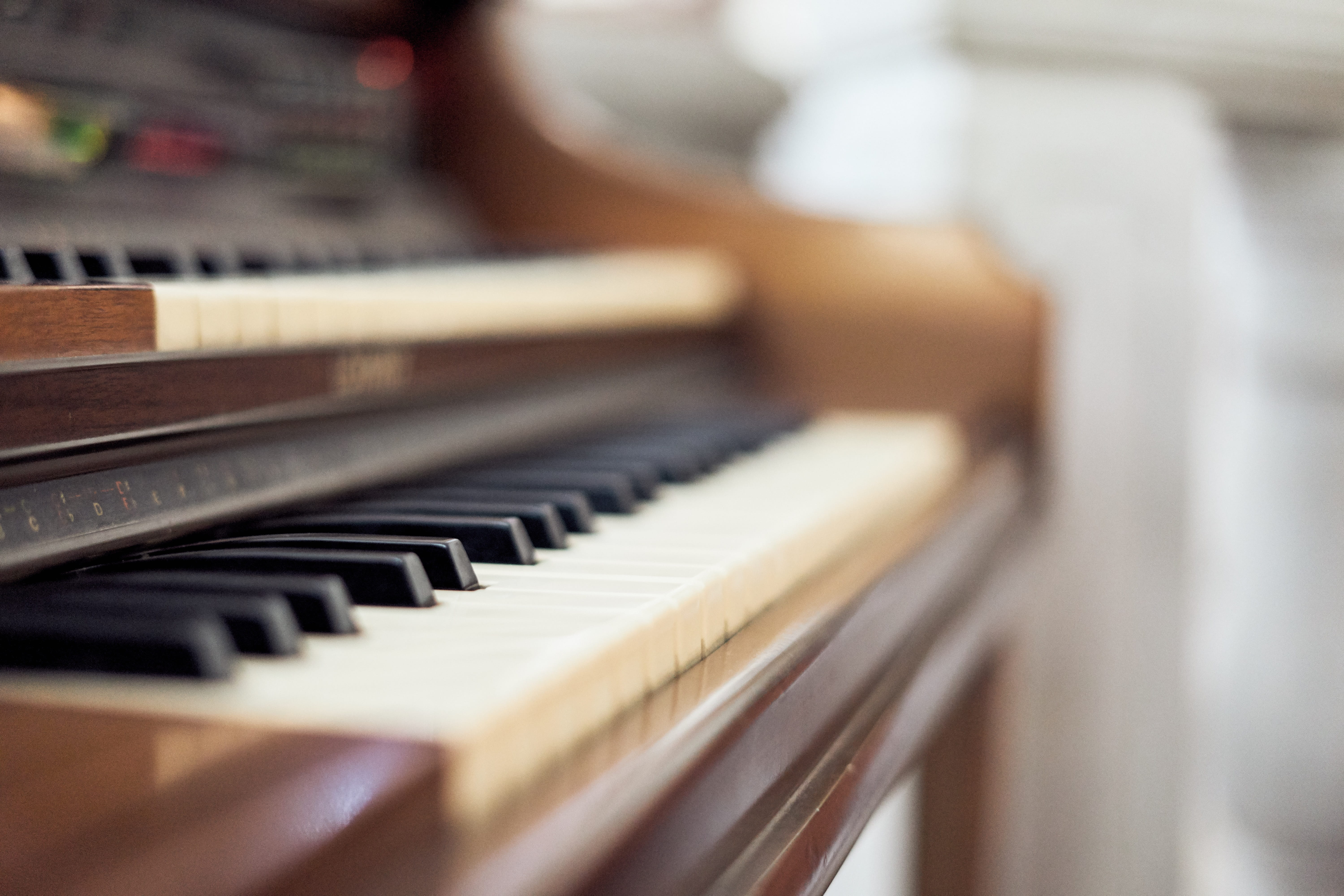 5K, sacred, selective focus, expertise, defocused, music, ilge, piano, organ, cantor, black color, church, motion, organist, blurred motion, keyboard, HD Wallpaper