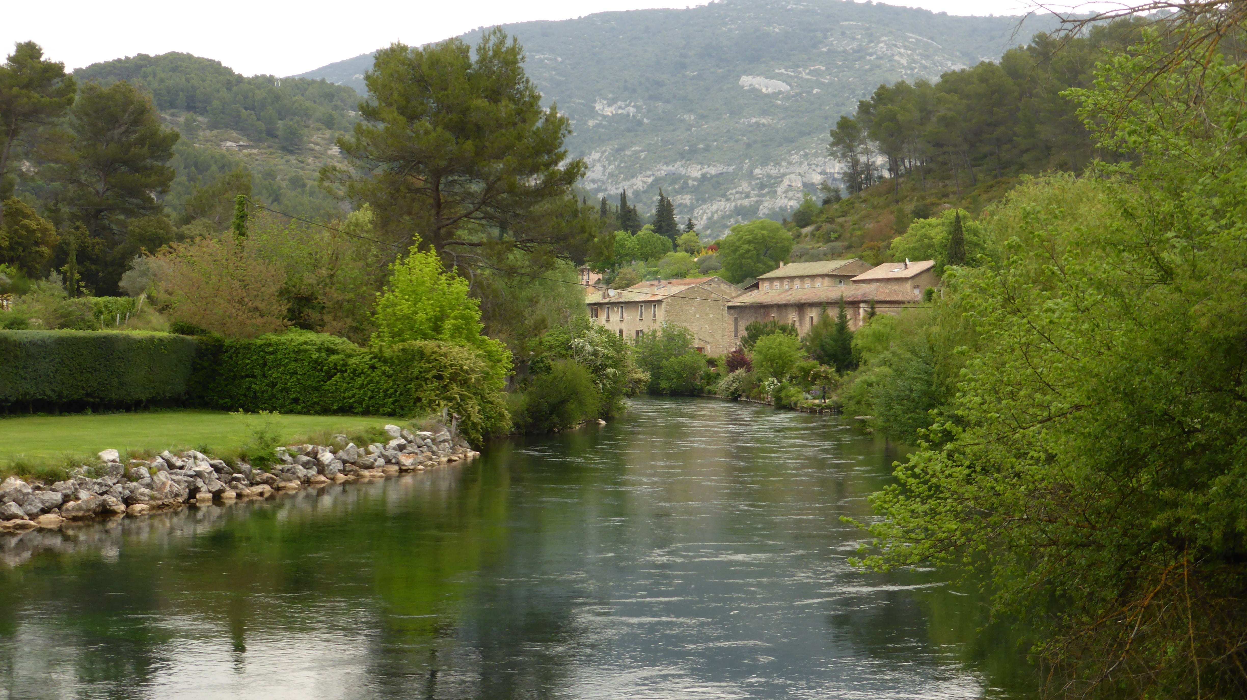river, mountain, beauty in nature, growth, Landscape, scenics, water, day, tranquility, Light, built structure, sorgues, fontaine de vaucluse, building exterior, HD Wallpaper
