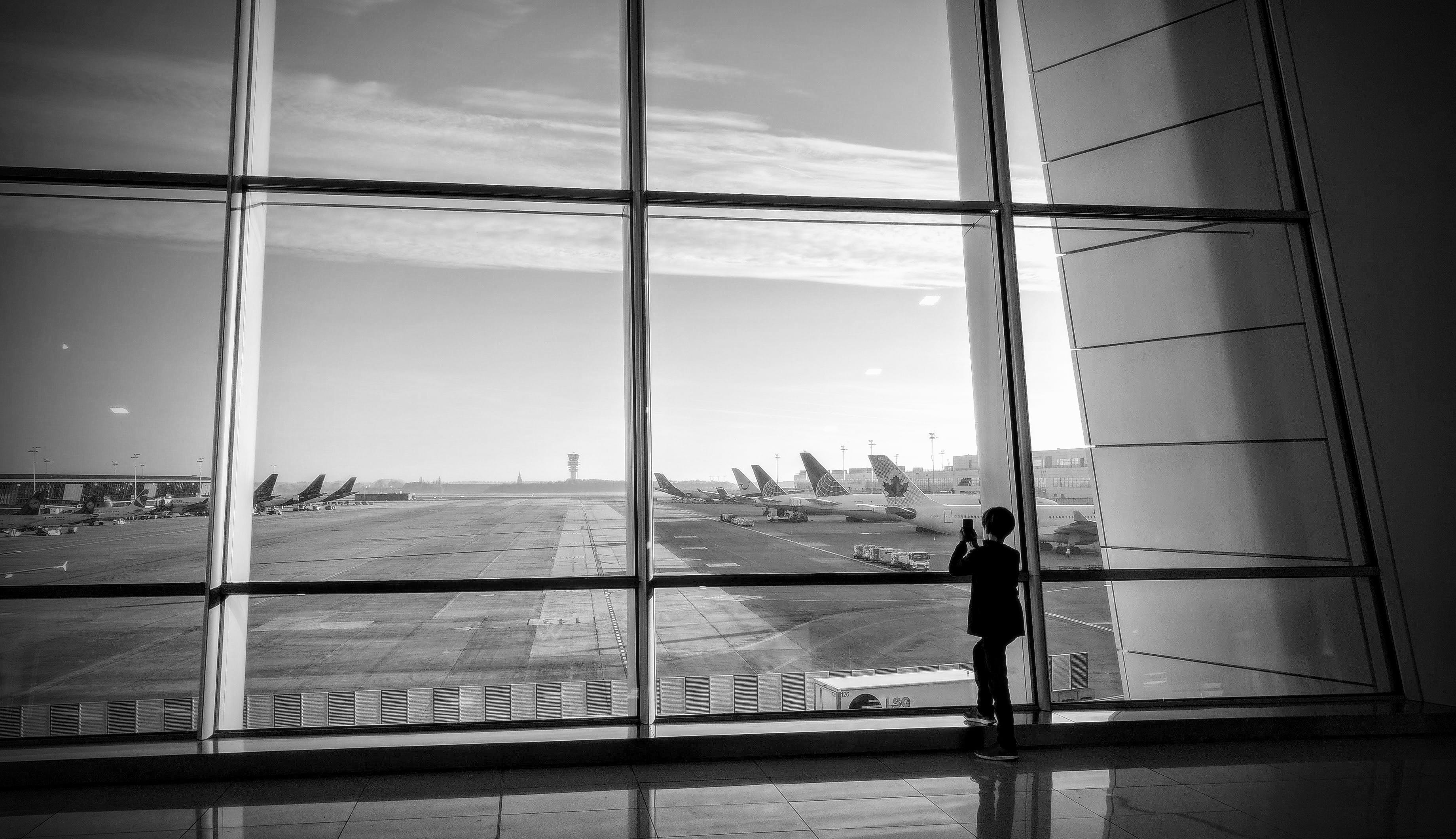 one person, architecture, rear view, belgium, flying, air, sky, building, transparent, outdoors, zaventem, passenger, full length, day, women, boy, built structure, HD Wallpaper