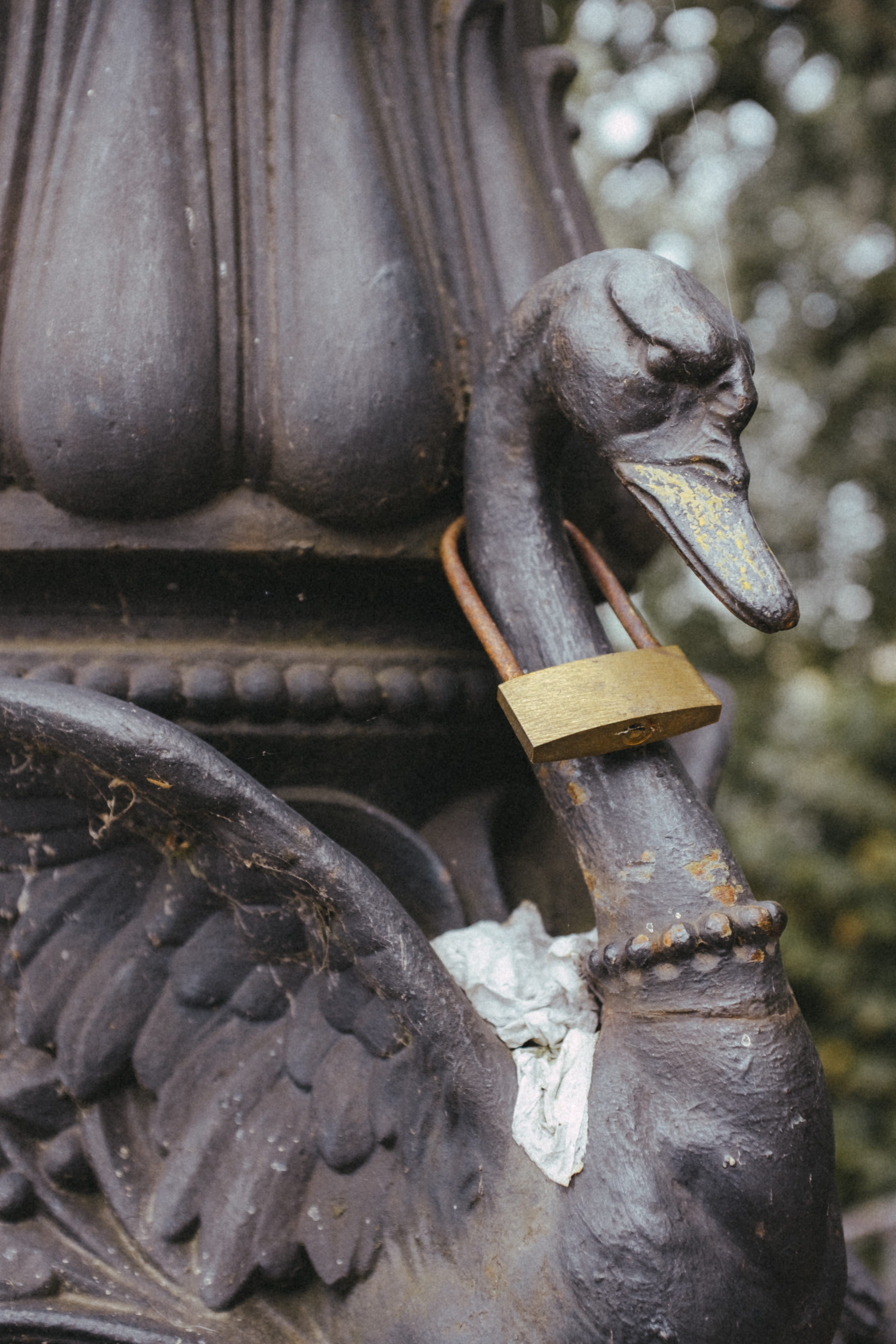 4K, one animal, ornate, metal, vintage, statue, representation, knocker, vertebrate, creativity, art and craft, focus on foreground, outdoors, lock, detail, Phone HD Wallpaper