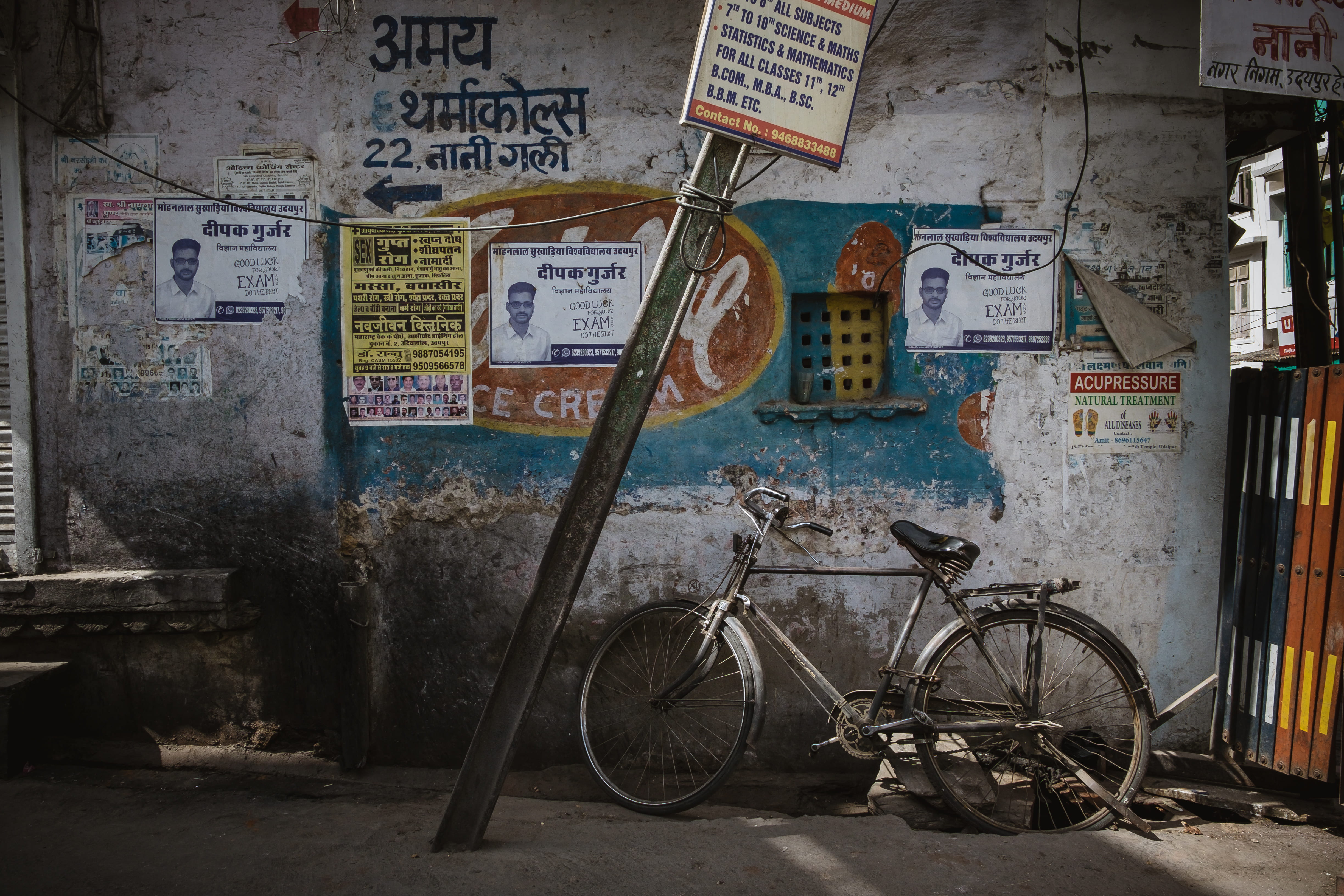 steel, stationary, no people, leaning, sign, built structure, graffiti, bike, india, old, bicycle, building exterior, architecture, deterioration, abandoned, HD Wallpaper