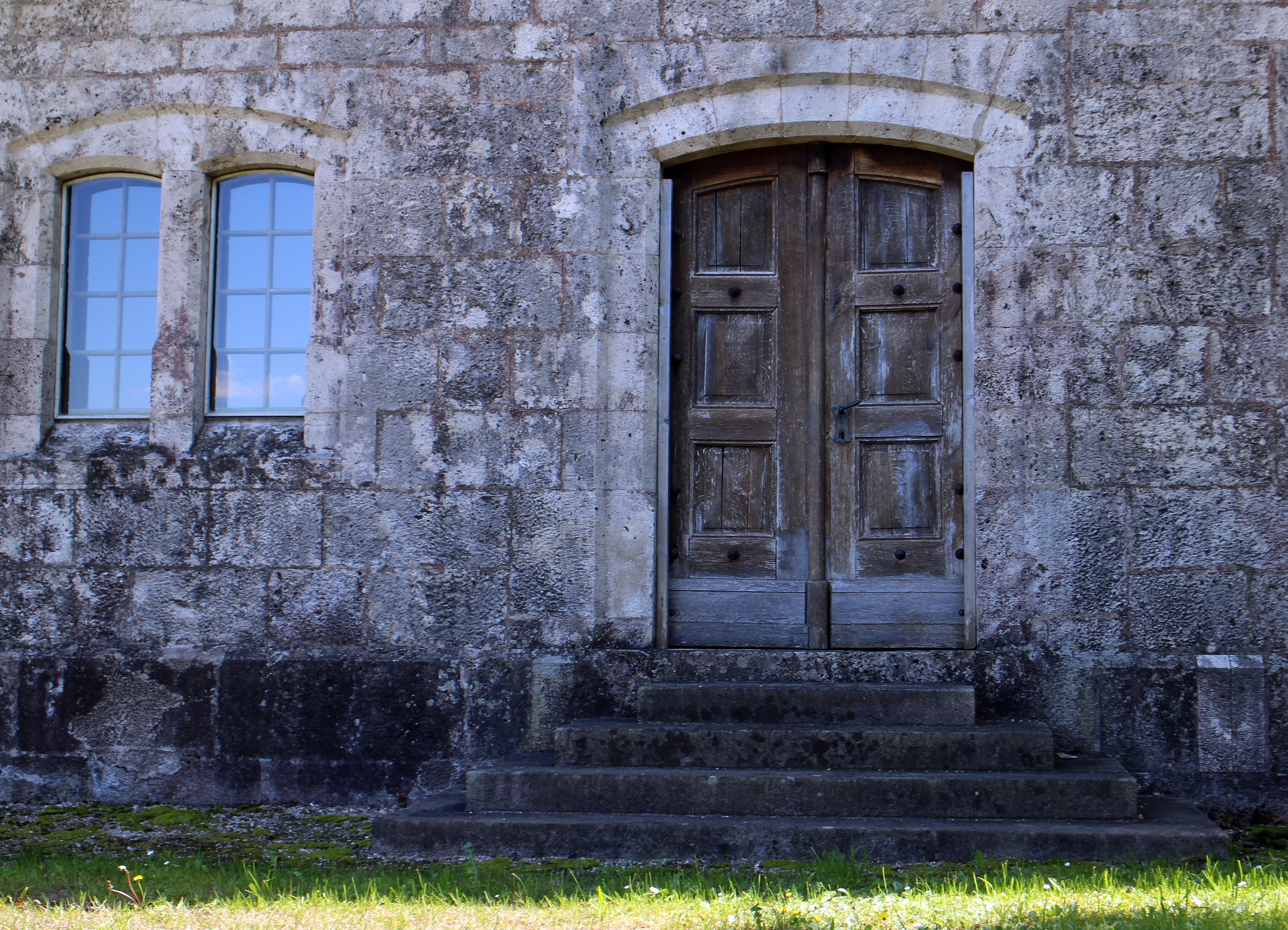 weathered, wall, house entrance, gray, architecture, house, building exterior, history, door, no people, outdoors, goal, closed, 4K, residential district, HD Wallpaper