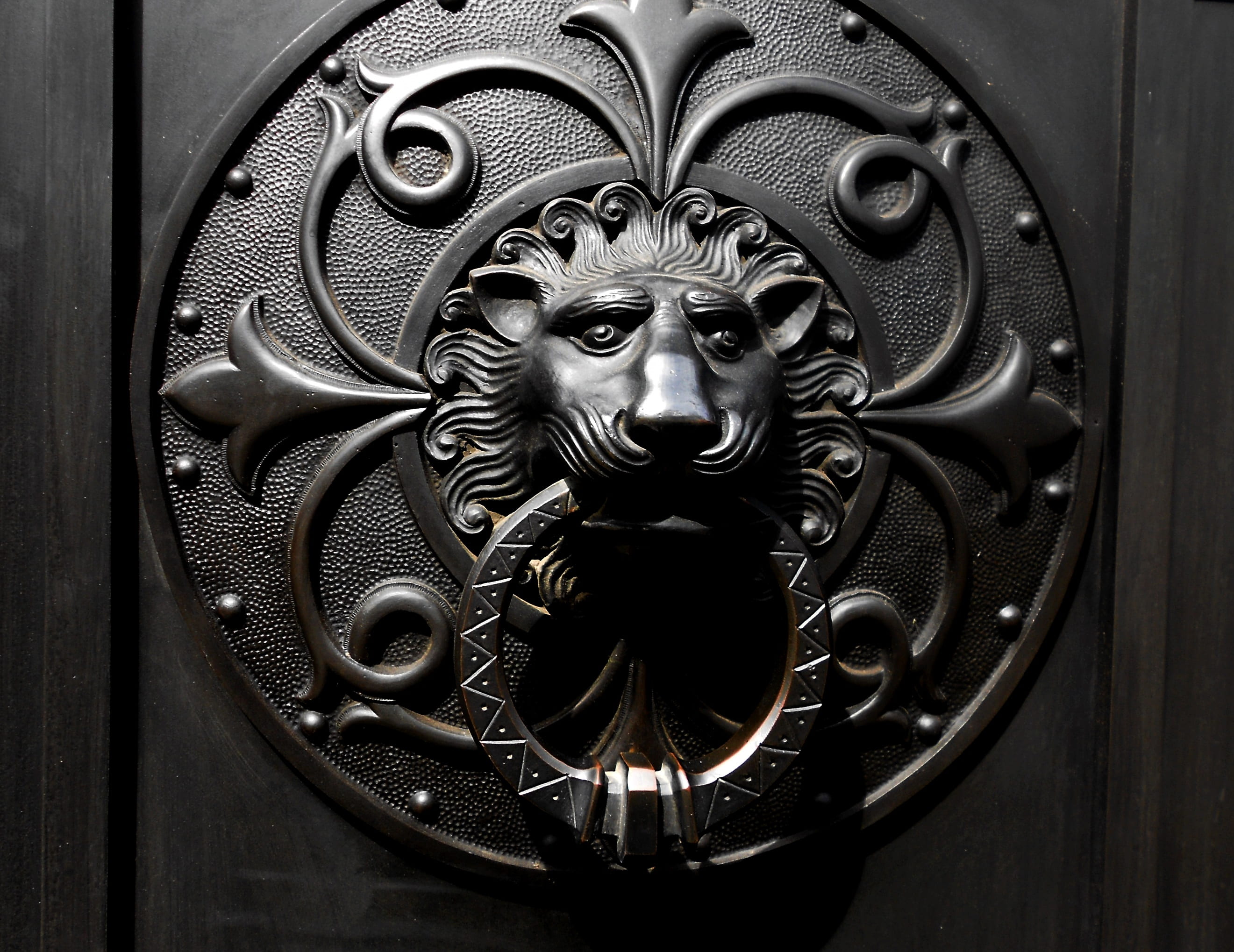 monument, door, lion - feline, entrance, door knocker, cemetery, representation, bronze, art and craft, human representation, close-up, indoors, statue, HD Wallpaper