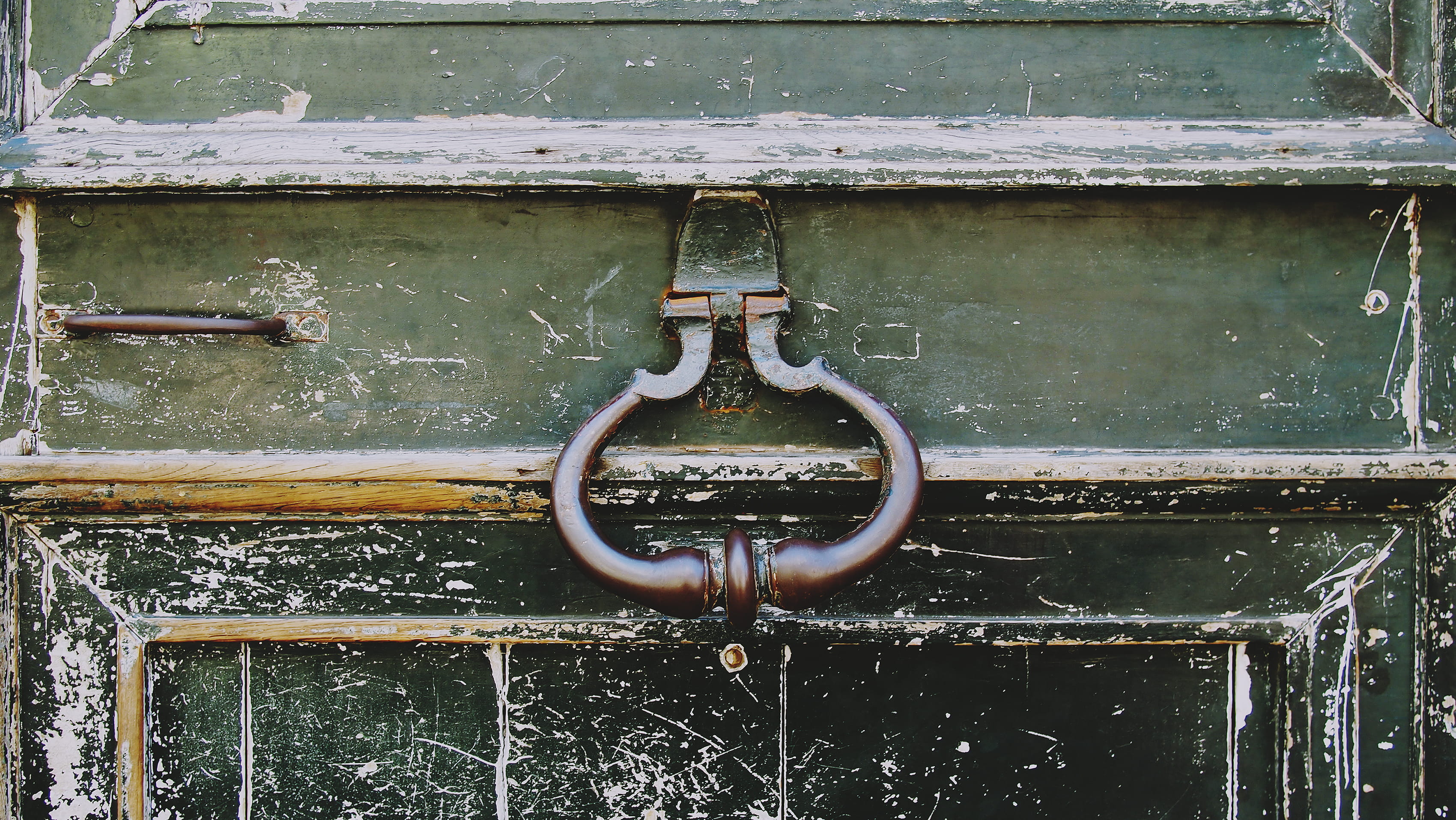door, outdoors, gray, wooden, lock, hanging, day, old-fashioned, entrance, door knocker, 2K, pattern, closed, backgrounds, protection, simplicity, no people, HD Wallpaper
