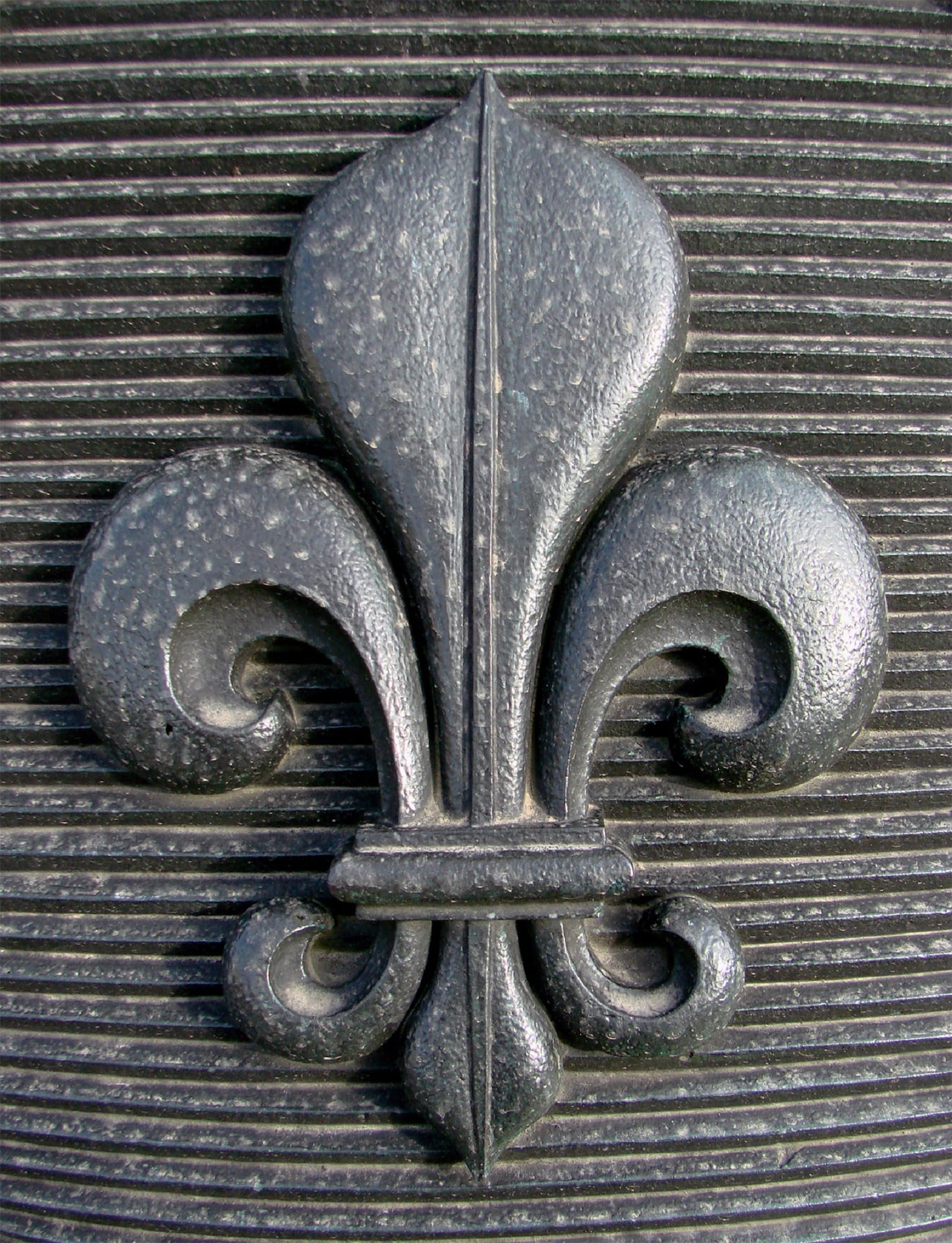 door knocker, decoration, symbol, protection, fleur, heraldry, art and craft, no people, antique, metal, french, lys, de, iron, decor, icon, design, closed, Phone HD Wallpaper