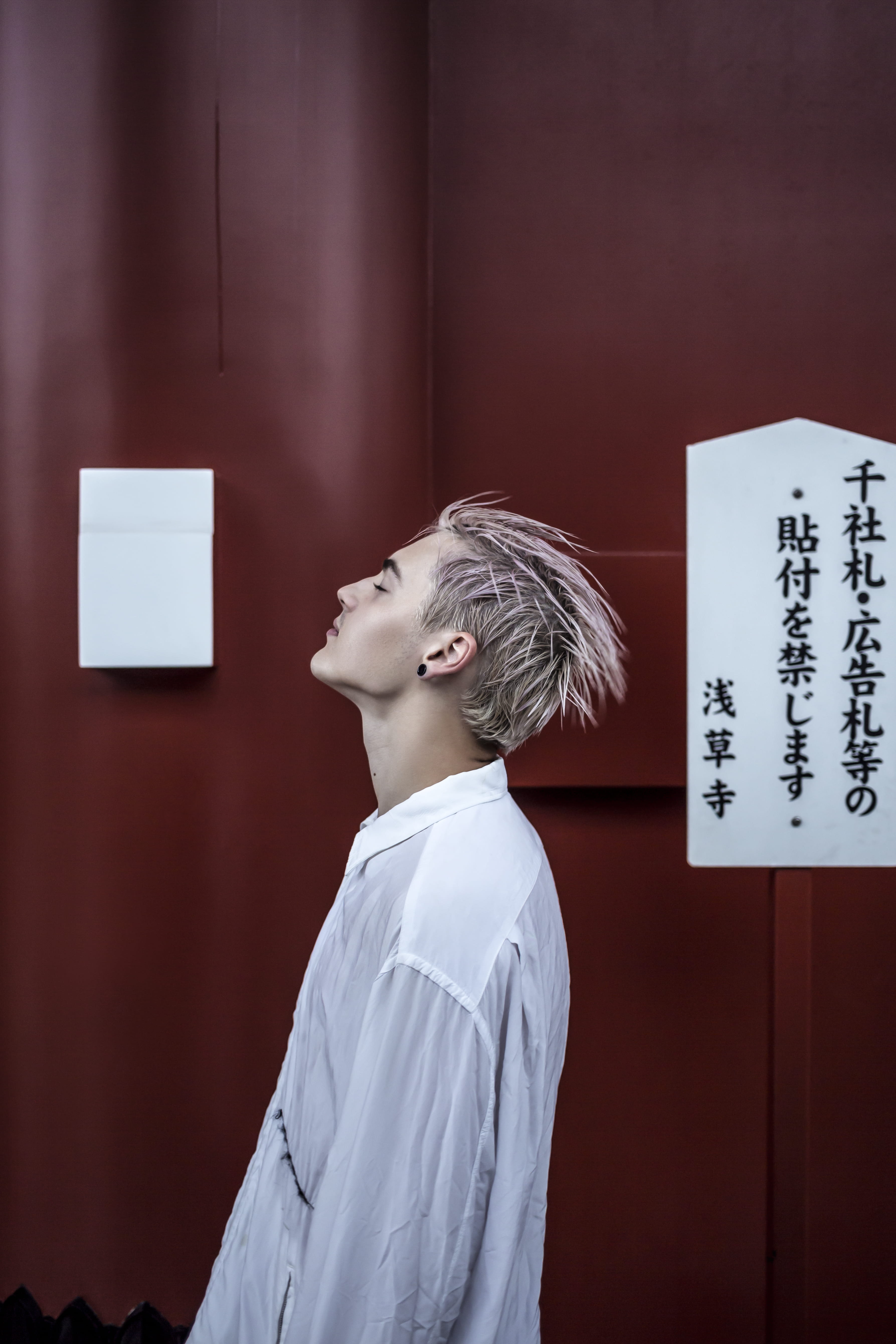 sleeved, casual clothing, hairstyle, rdslav, waist up, 5K, tokyo, 東京, radek, childhood, sleeve, asakusa, fashion, mouth open, looking, long, white, wall - building feature, Phone HD Wallpaper
