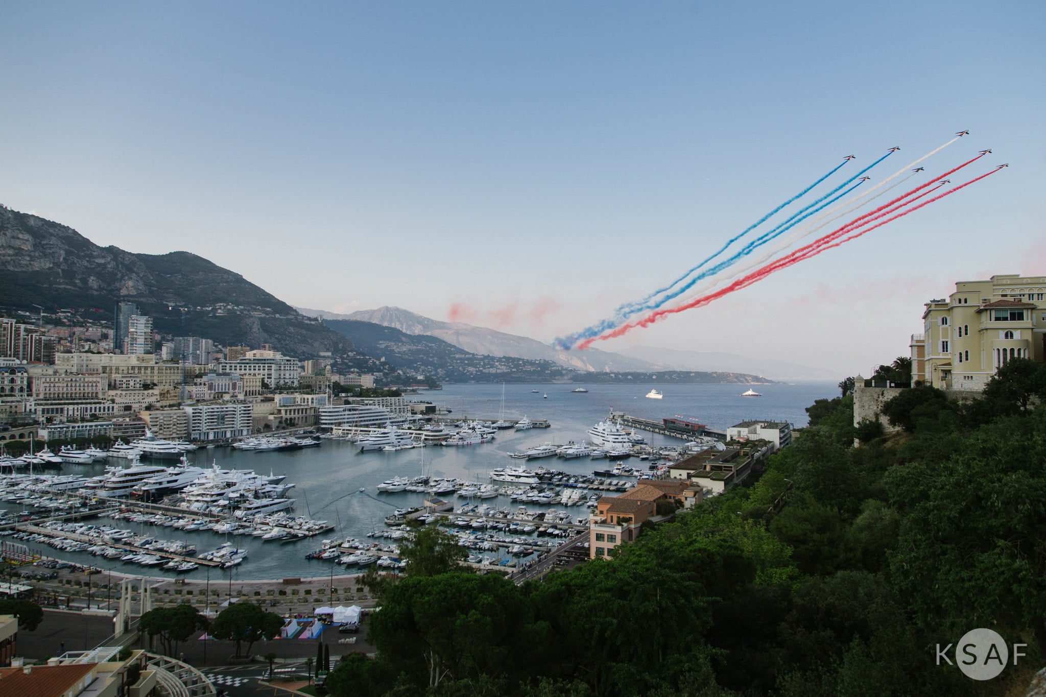 motion, building exterior, built structure, mode of transportation, sky, vapor trail, aircraft, national icon, architecture, day, Monaco, outdoors, sea, HD Wallpaper