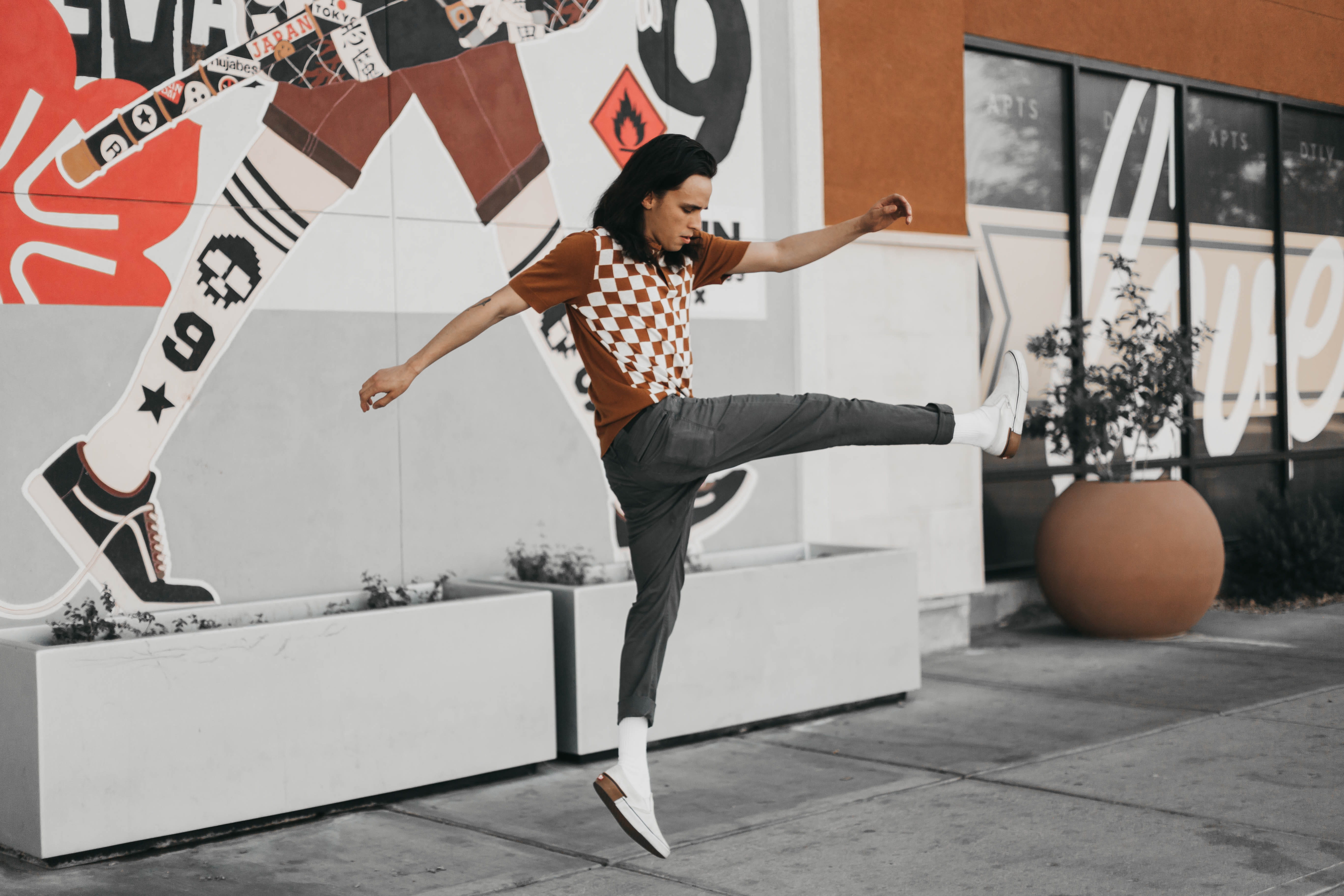leisure activities, arms raised, front view, mime, leisure activity, human, wall - building feature, clown, ballet, footwear, guitarist, kicking, women, HD Wallpaper