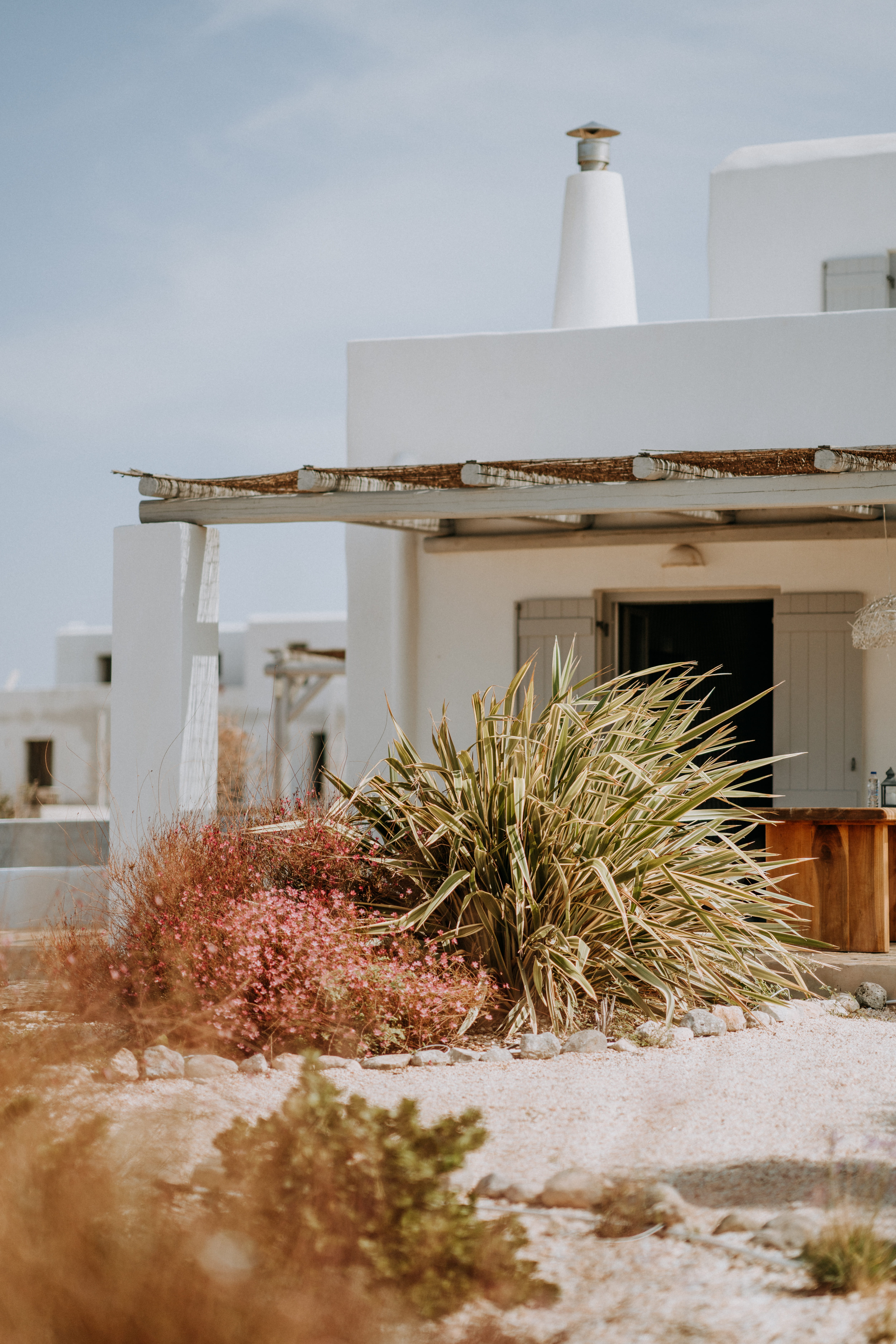 day, island, leafed, villa, sea, summer, greece landscape, vacations, no People, architecture, daytime, outdoors, beach landscape, cyclades Islands, house, Phone HD Wallpaper