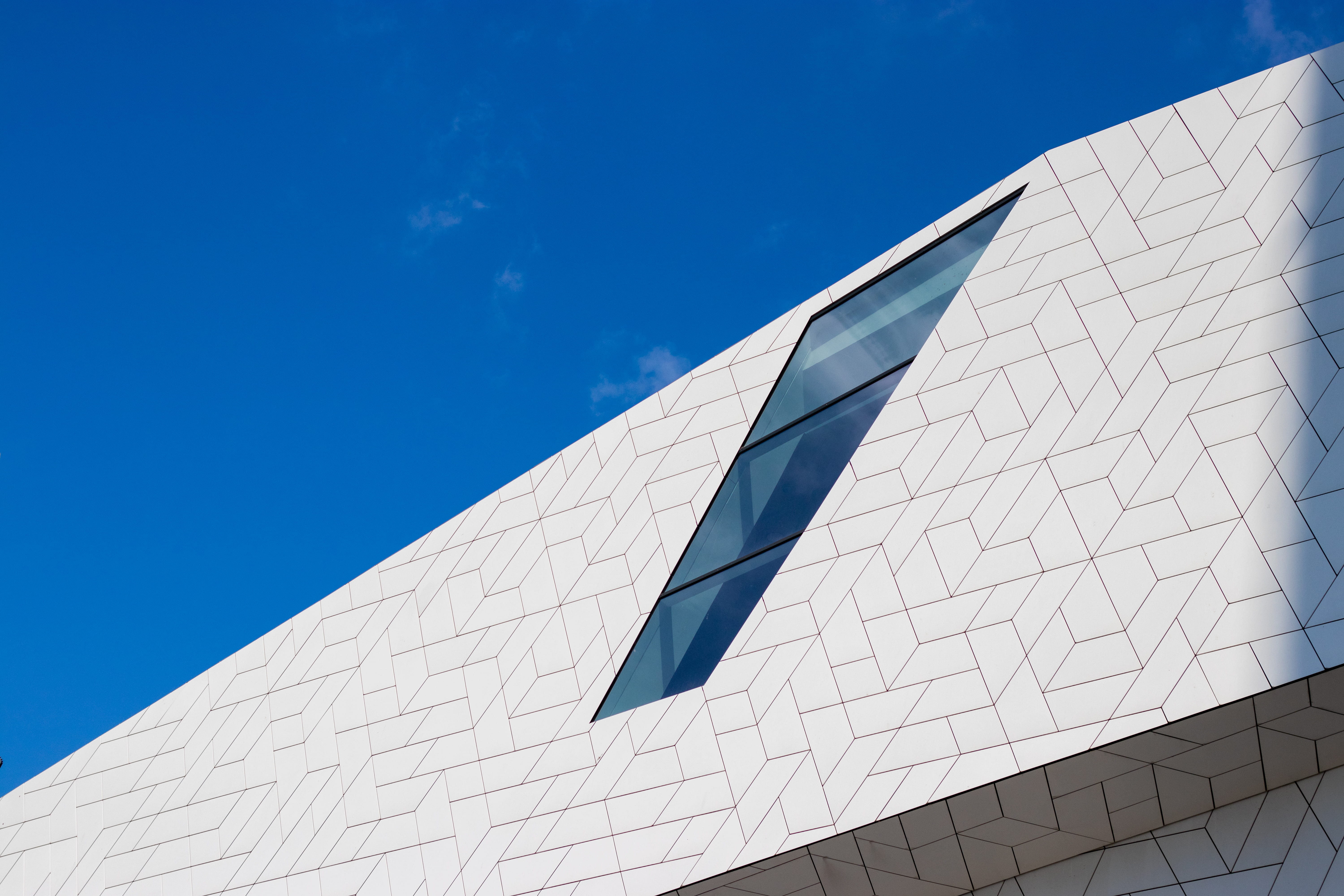 geometry, minimal, amsterdam, modern, glass - material, white, outdoors, blue, modern design, low angle view, built structure, liens, window, lines, clear sky, HD Wallpaper
