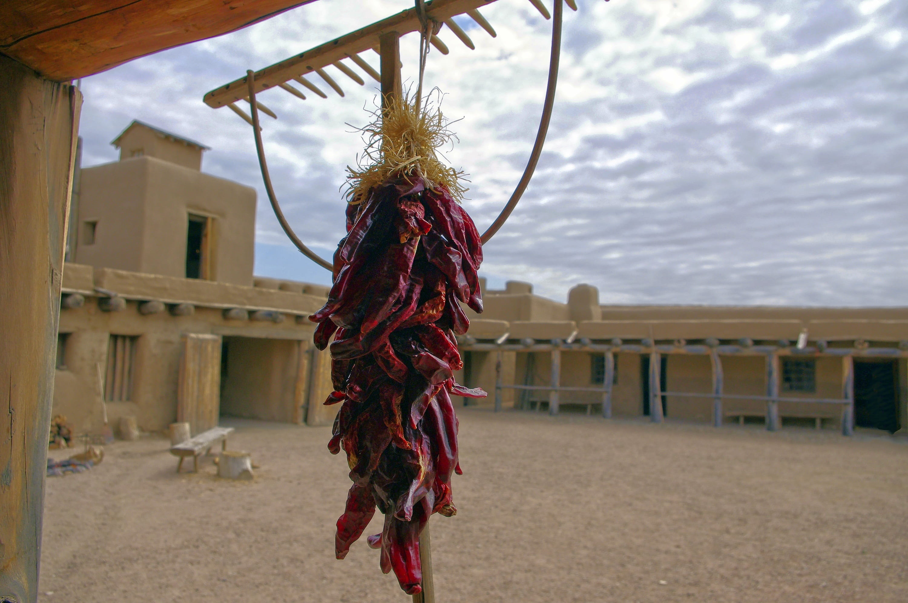 viga, textile, fort, bents, vegetable, focus on foreground, nature, tied up, pepper, hot, hanging, cloud - sky, built structure, spices, building, sky, HD Wallpaper